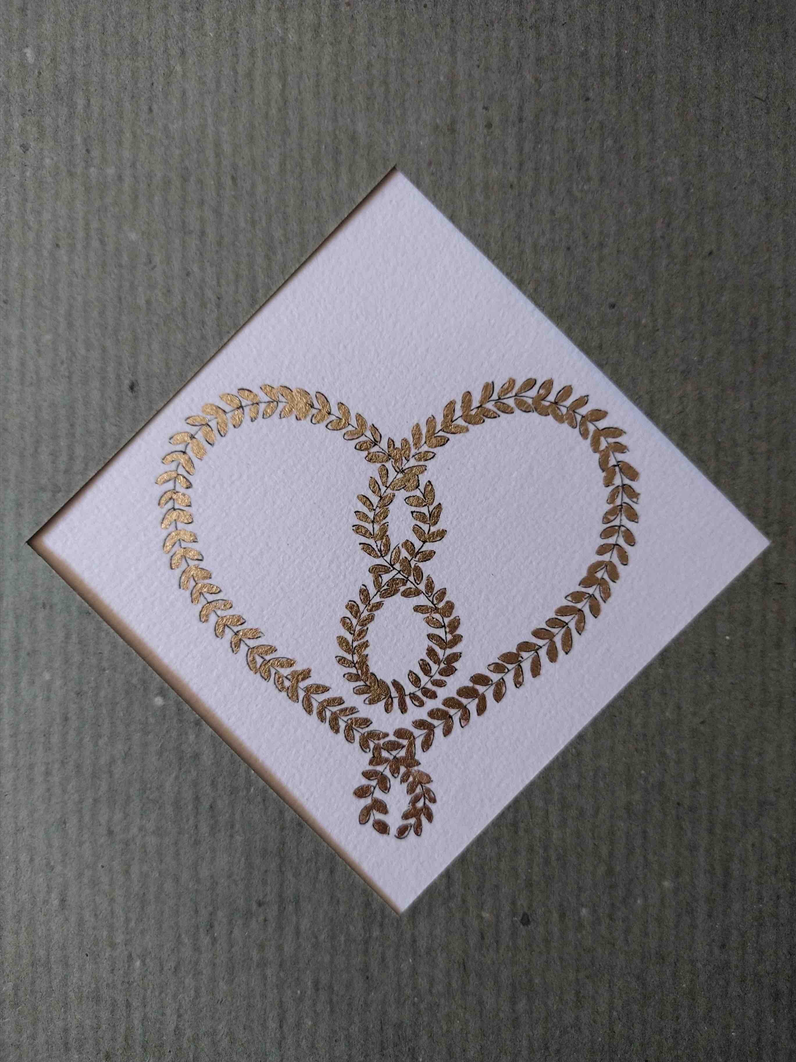 Coeur aux rinceaux de feuillage doré entrelacé