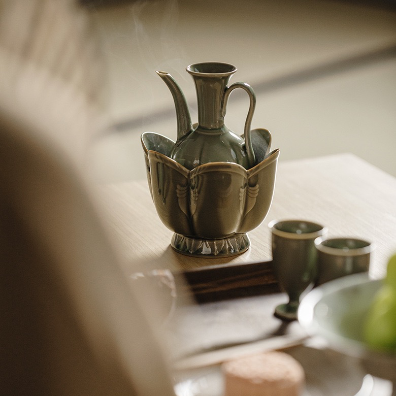 Guanyin Song-style Yue Kiln Celadon Ewer — Plum Green