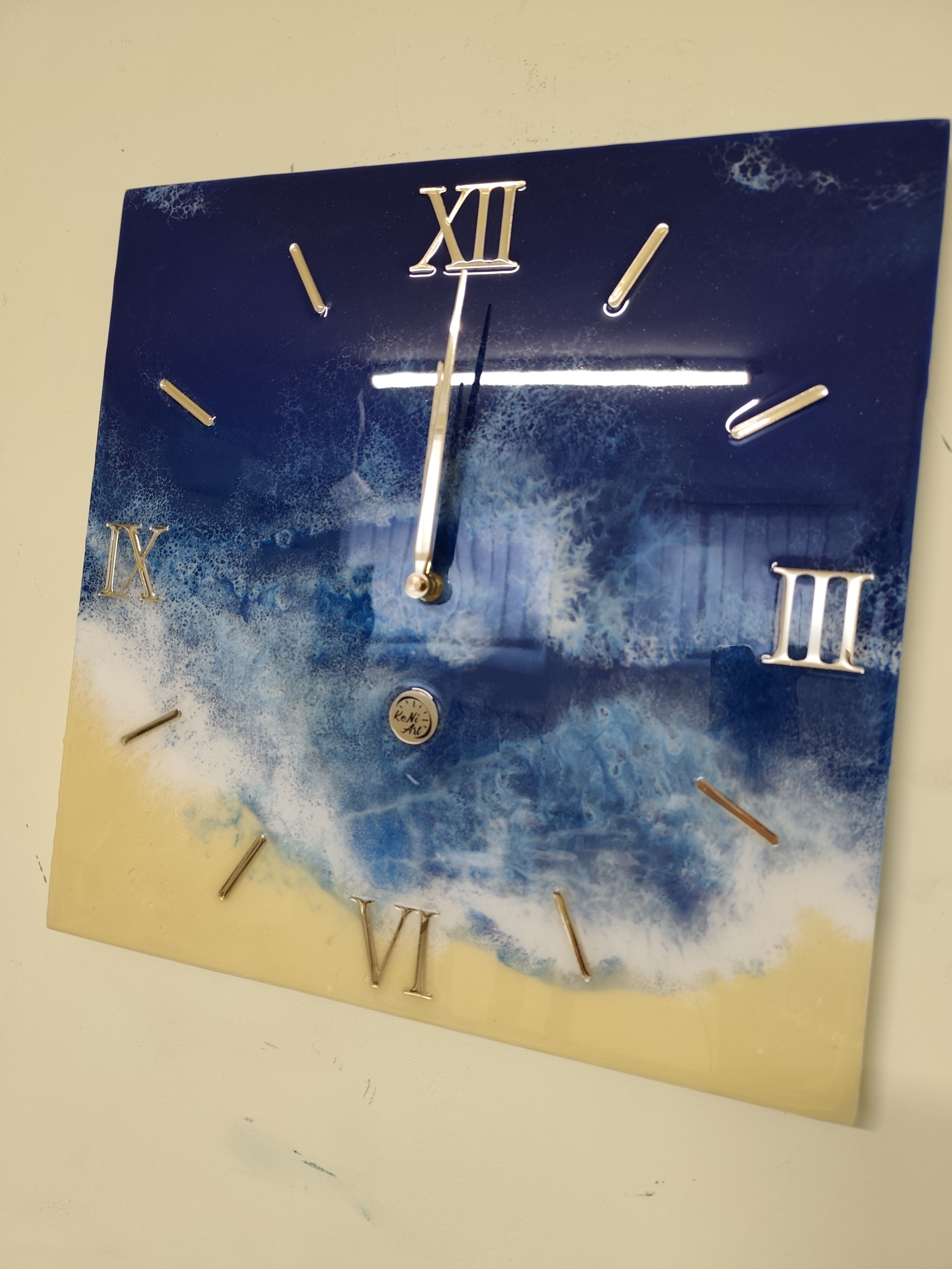 Rankų darbo epoksidinis laikrodis „Jūra“ – 40x40 cm | Handmade Epoxy Resin Clock „Ocean“ – 40x40 cm