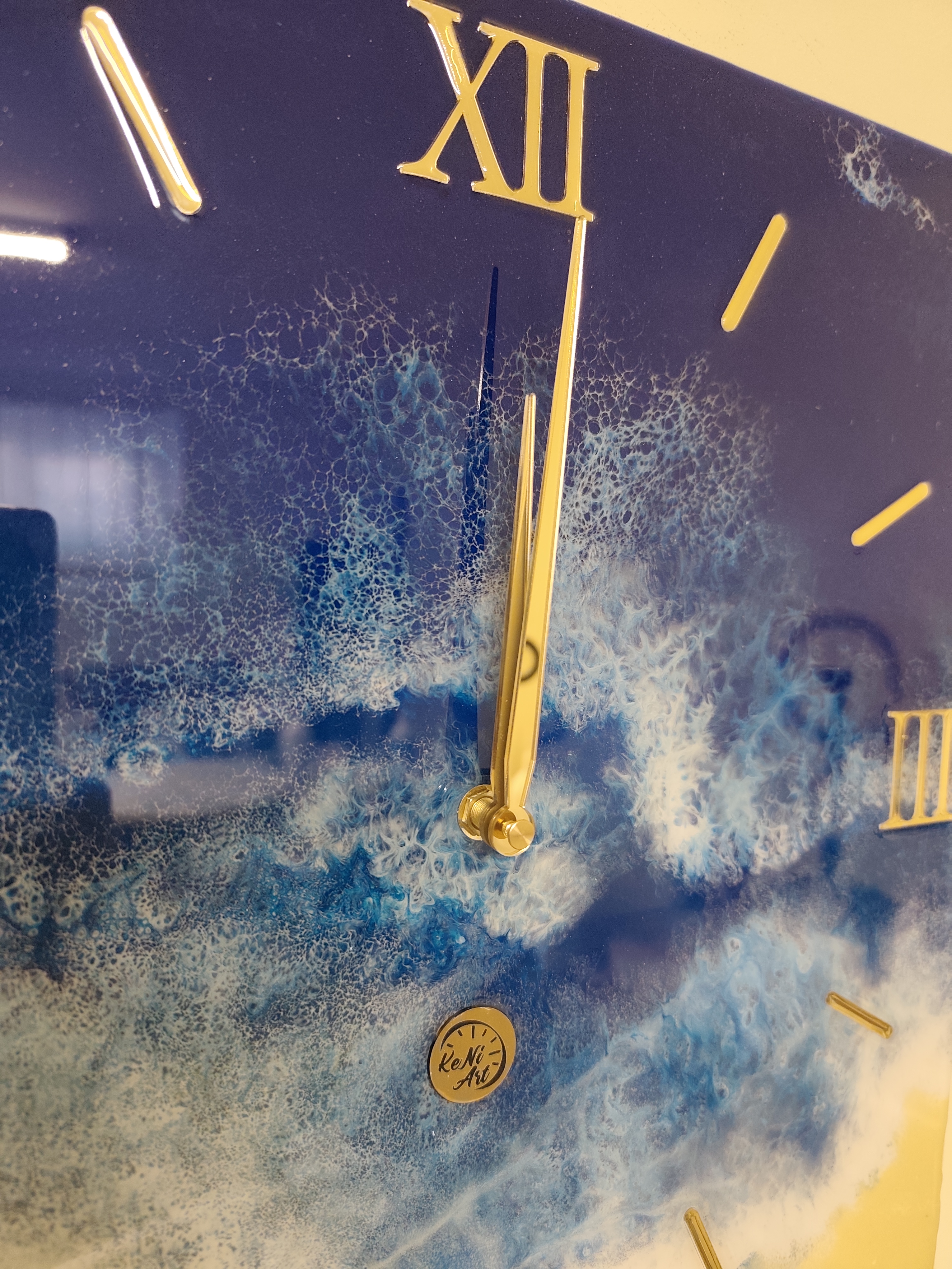 Rankų darbo epoksidinis laikrodis „Jūra“ – 40x40 cm | Handmade Epoxy Resin Clock „Ocean“ – 40x40 cm