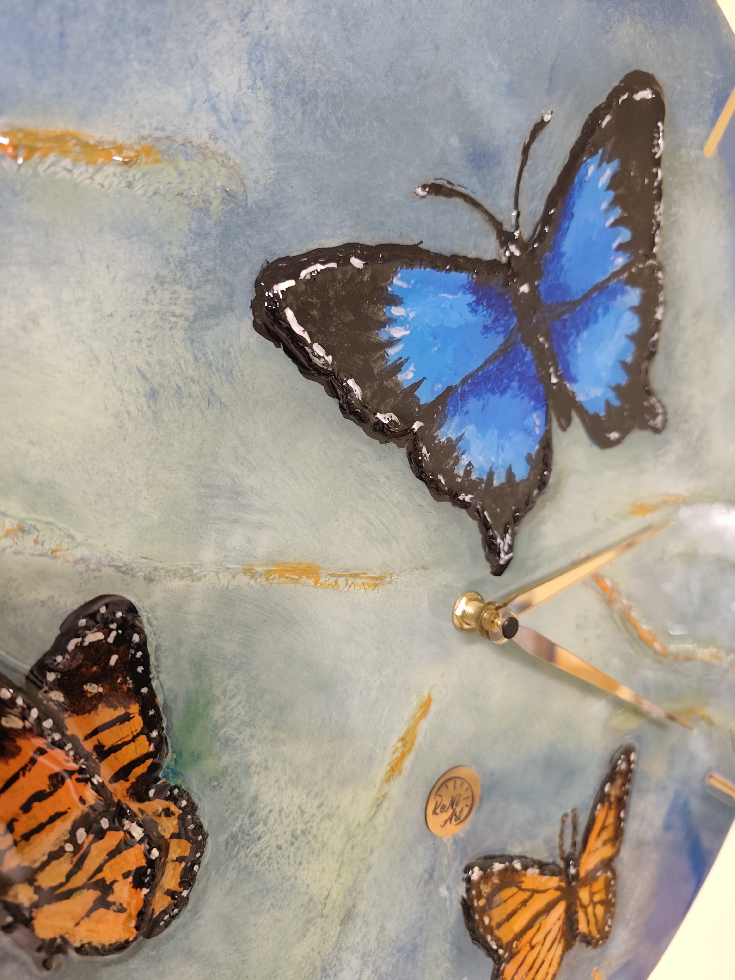 Rankų darbo tapytas epoksidinis laikrodis „Drugeliai“ – 50 cm | Handmade Hand-Painted Epoxy Resin Clock „Butterflies“ – 50 cm“
