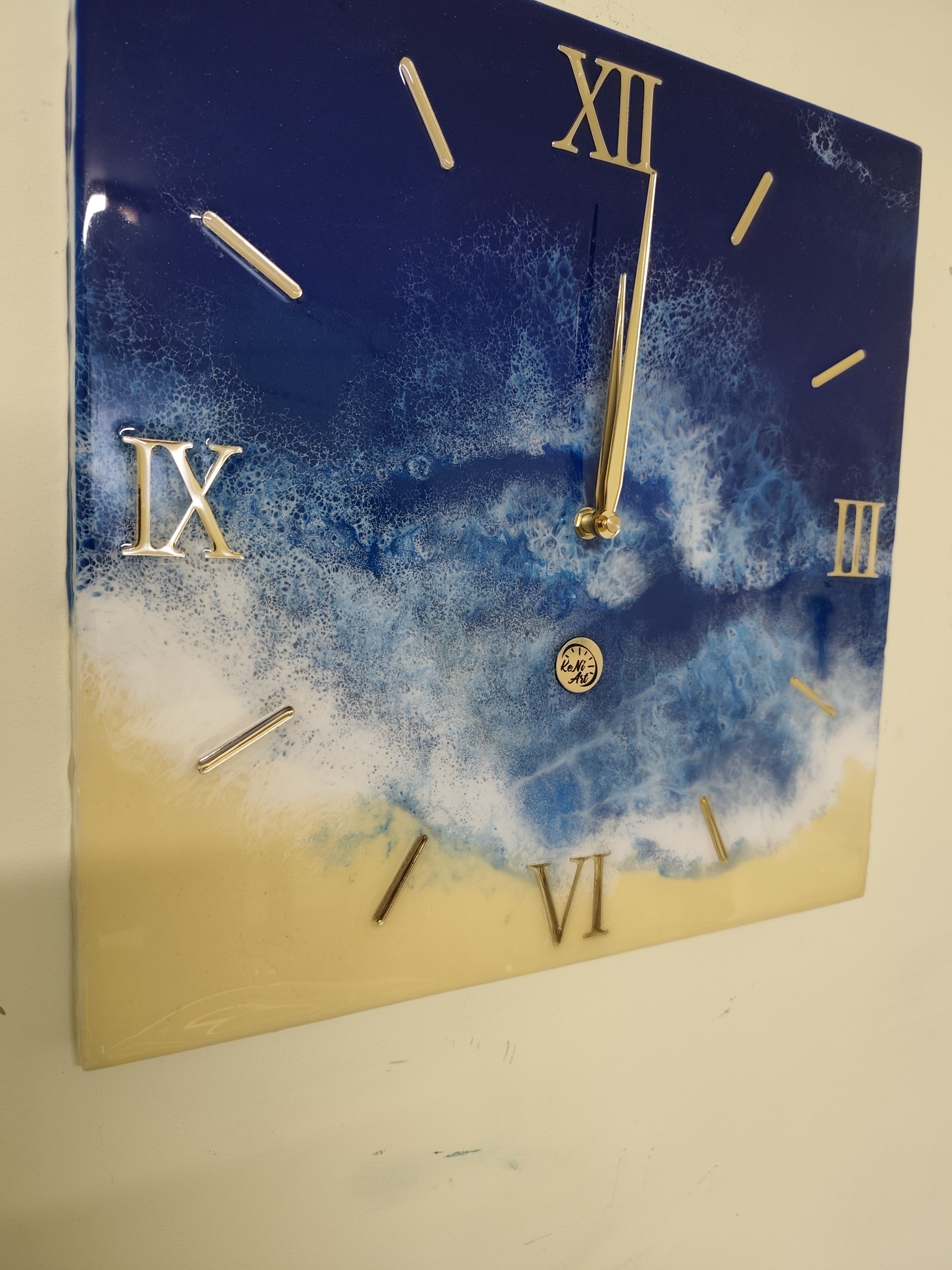 Rankų darbo epoksidinis laikrodis „Jūra“ – 40x40 cm | Handmade Epoxy Resin Clock „Ocean“ – 40x40 cm