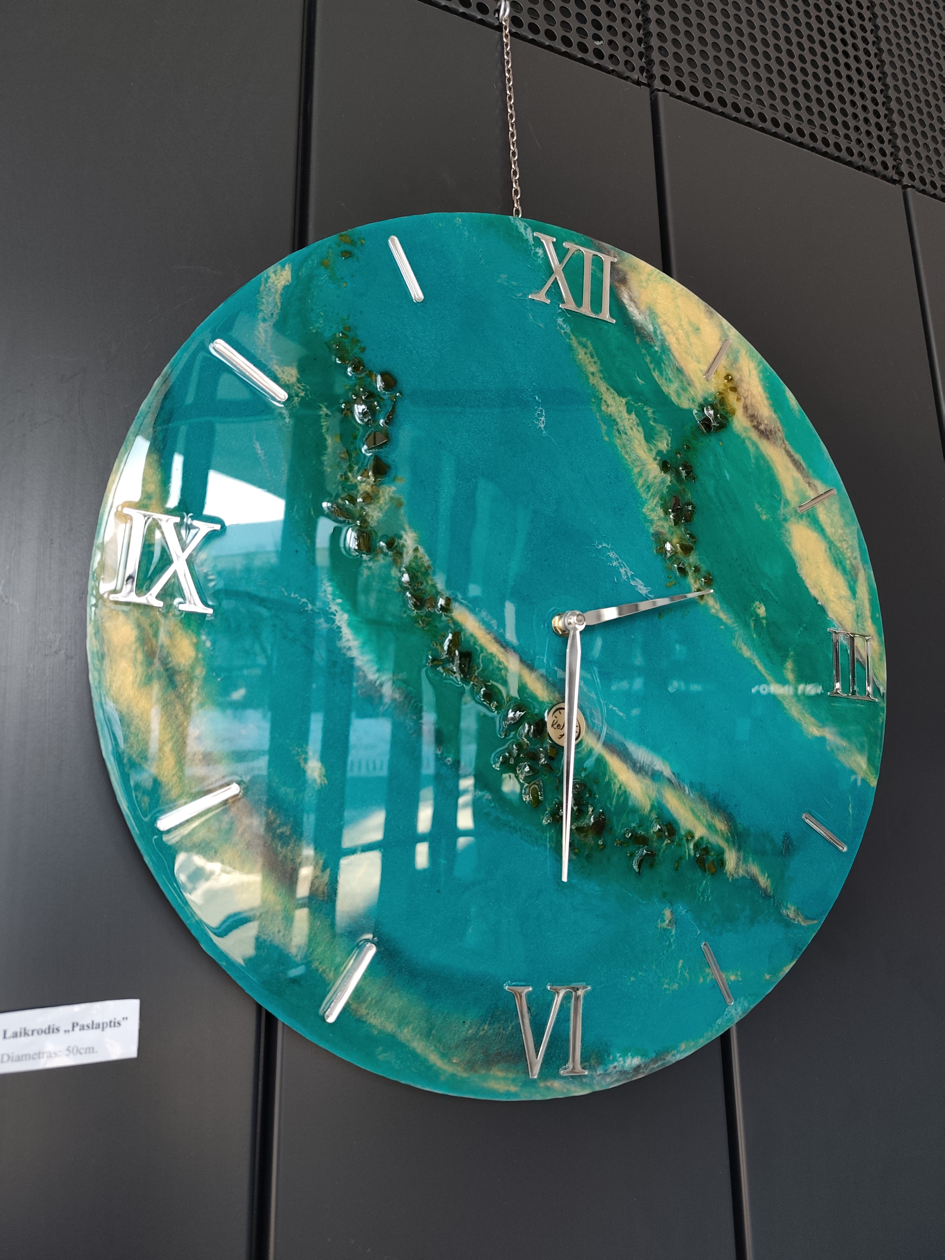 Rankų darbo epoksidinis laikrodis „Smaragdas“ – 50 cm | Handmade Epoxy Resin Clock „Emerald“ – 50 cm