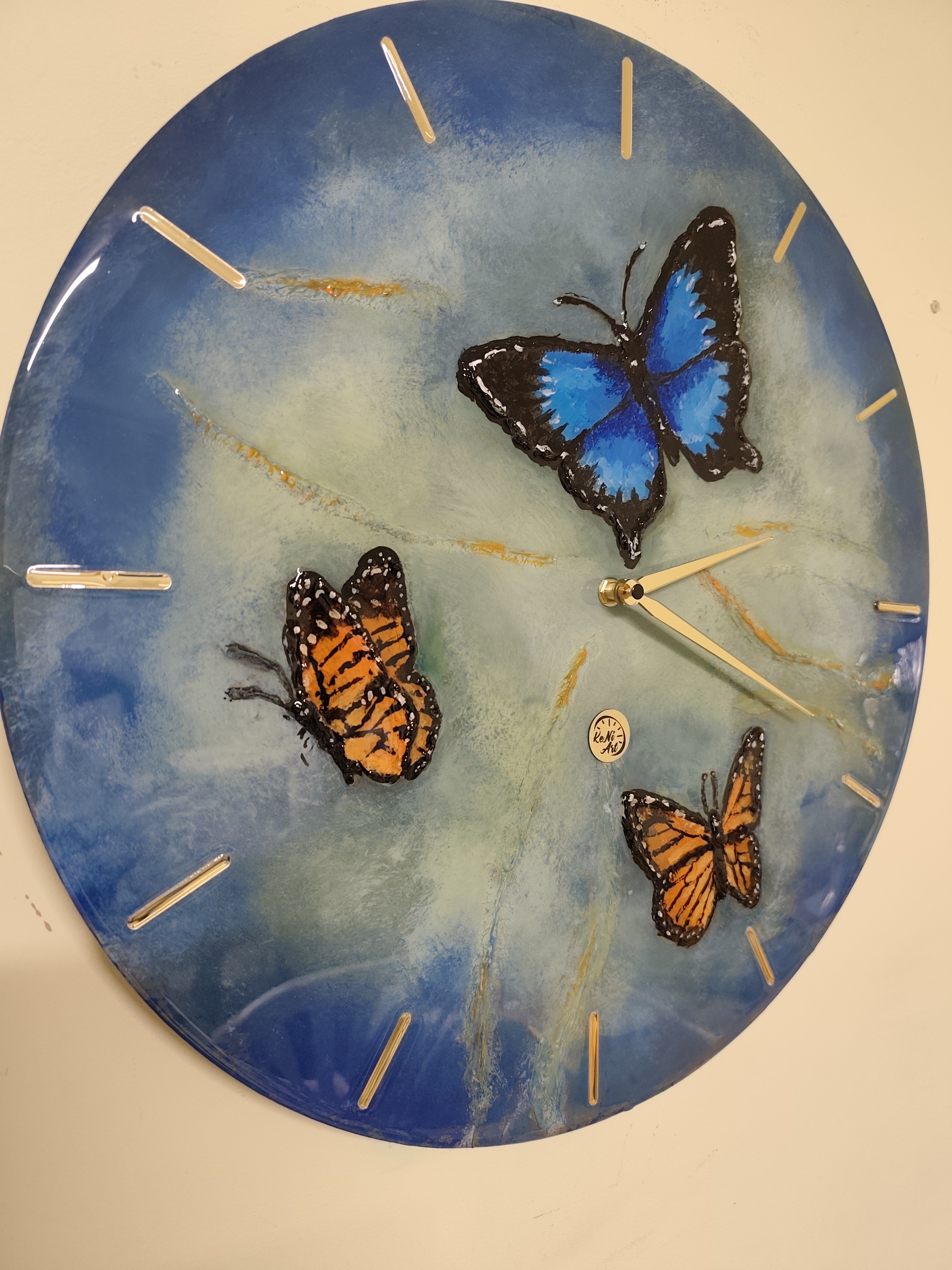 Rankų darbo tapytas epoksidinis laikrodis „Drugeliai“ – 50 cm | Handmade Hand-Painted Epoxy Resin Clock „Butterflies“ – 50 cm“