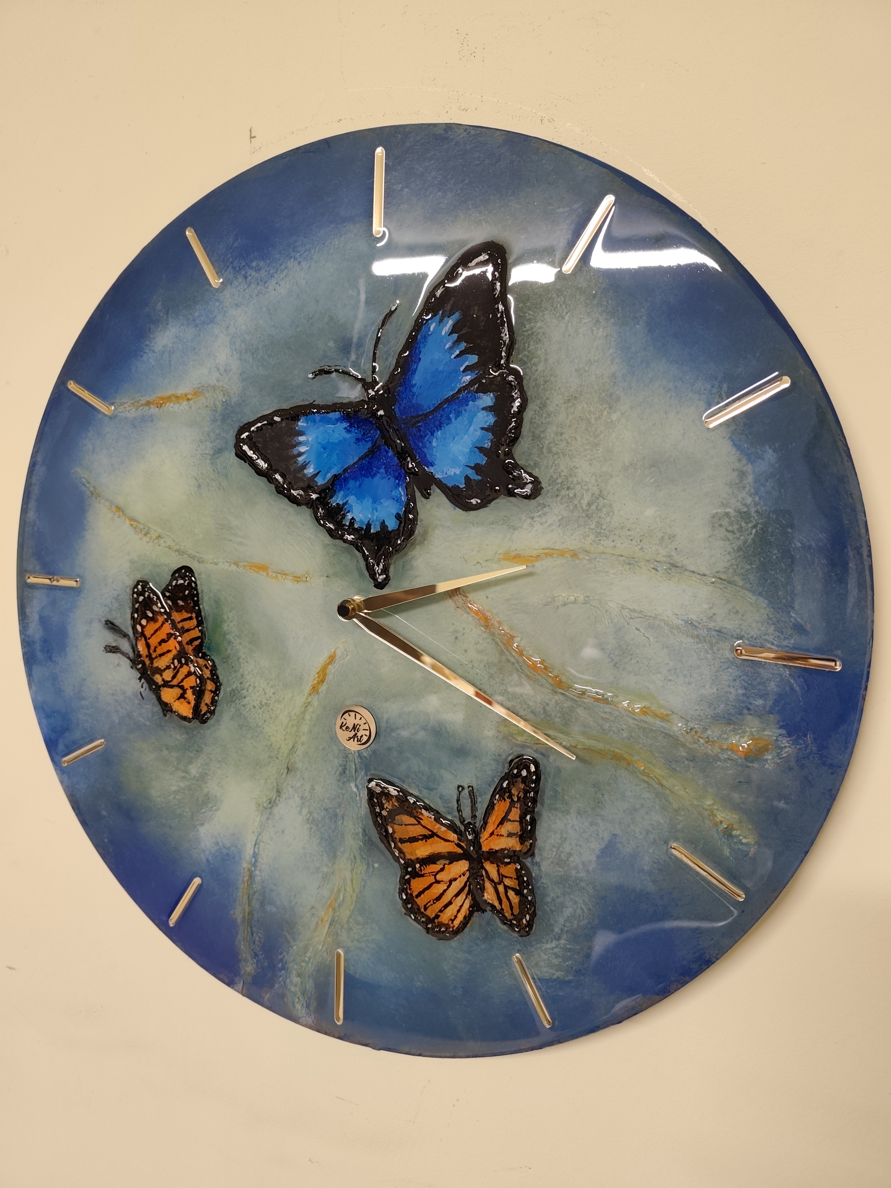 Rankų darbo tapytas epoksidinis laikrodis „Drugeliai“ – 50 cm | Handmade Hand-Painted Epoxy Resin Clock „Butterflies“ – 50 cm“
