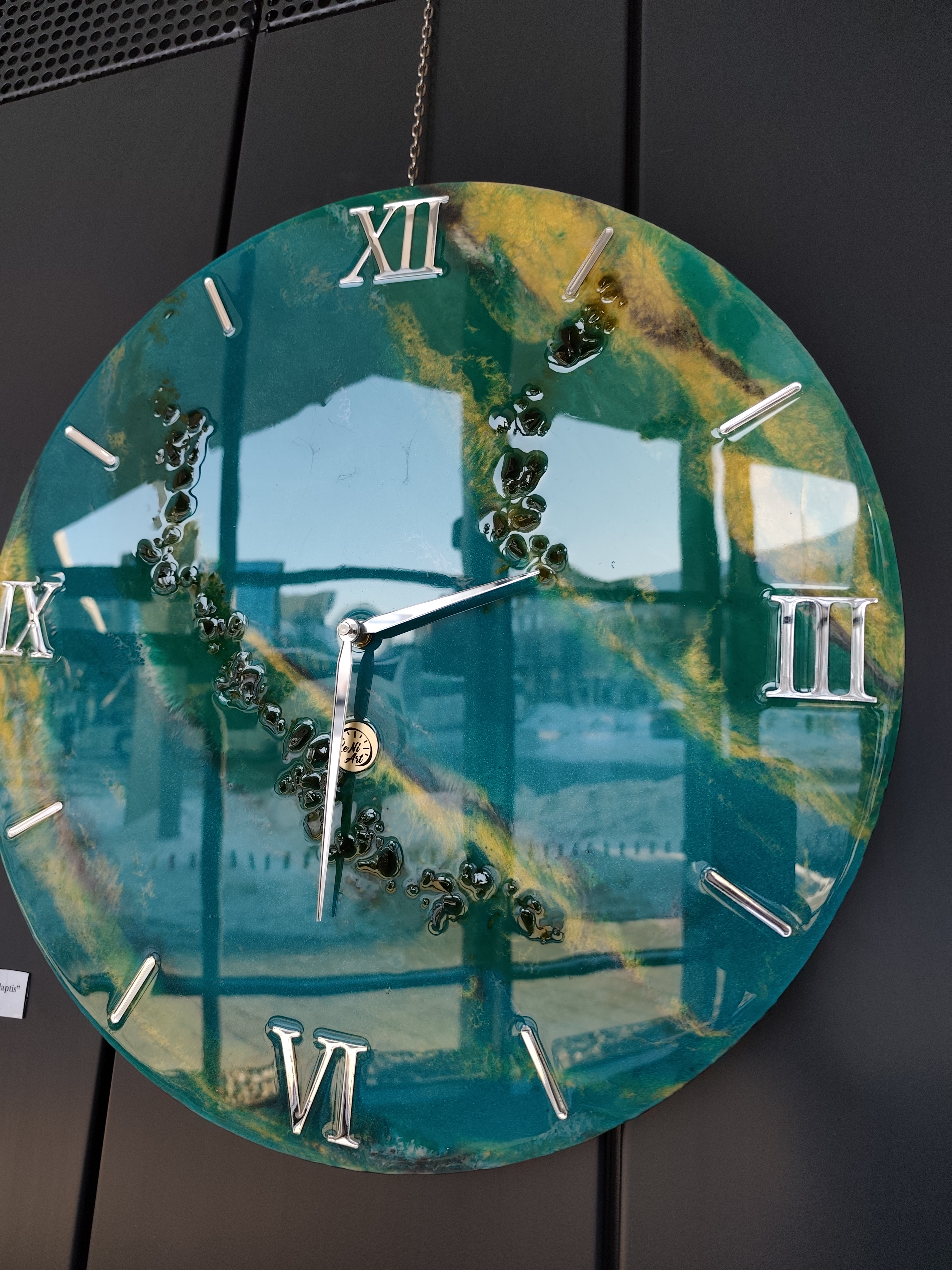 Rankų darbo epoksidinis laikrodis „Smaragdas“ – 50 cm | Handmade Epoxy Resin Clock „Emerald“ – 50 cm