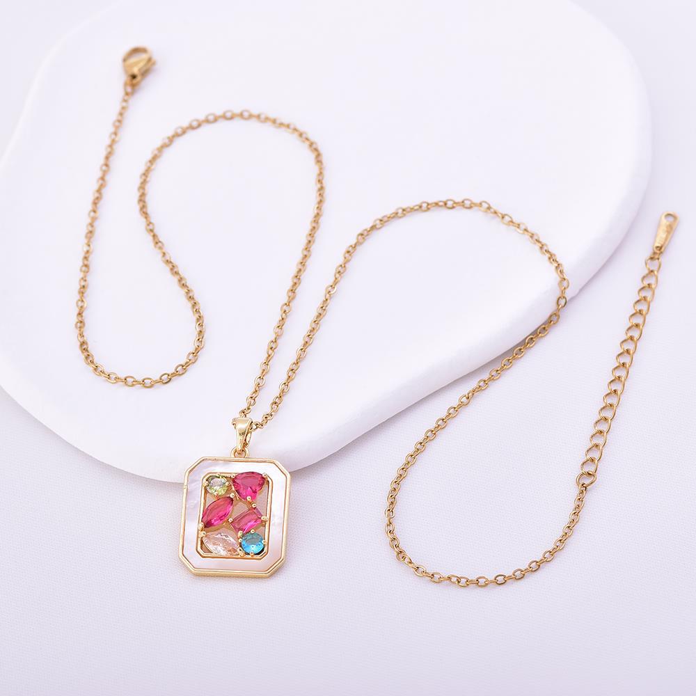 Collar Dorado con Colgante de Piedras