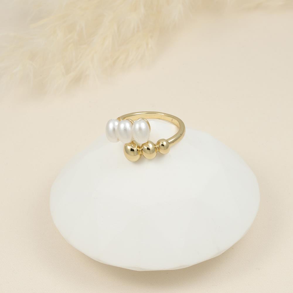 Anillo de oro con perlas