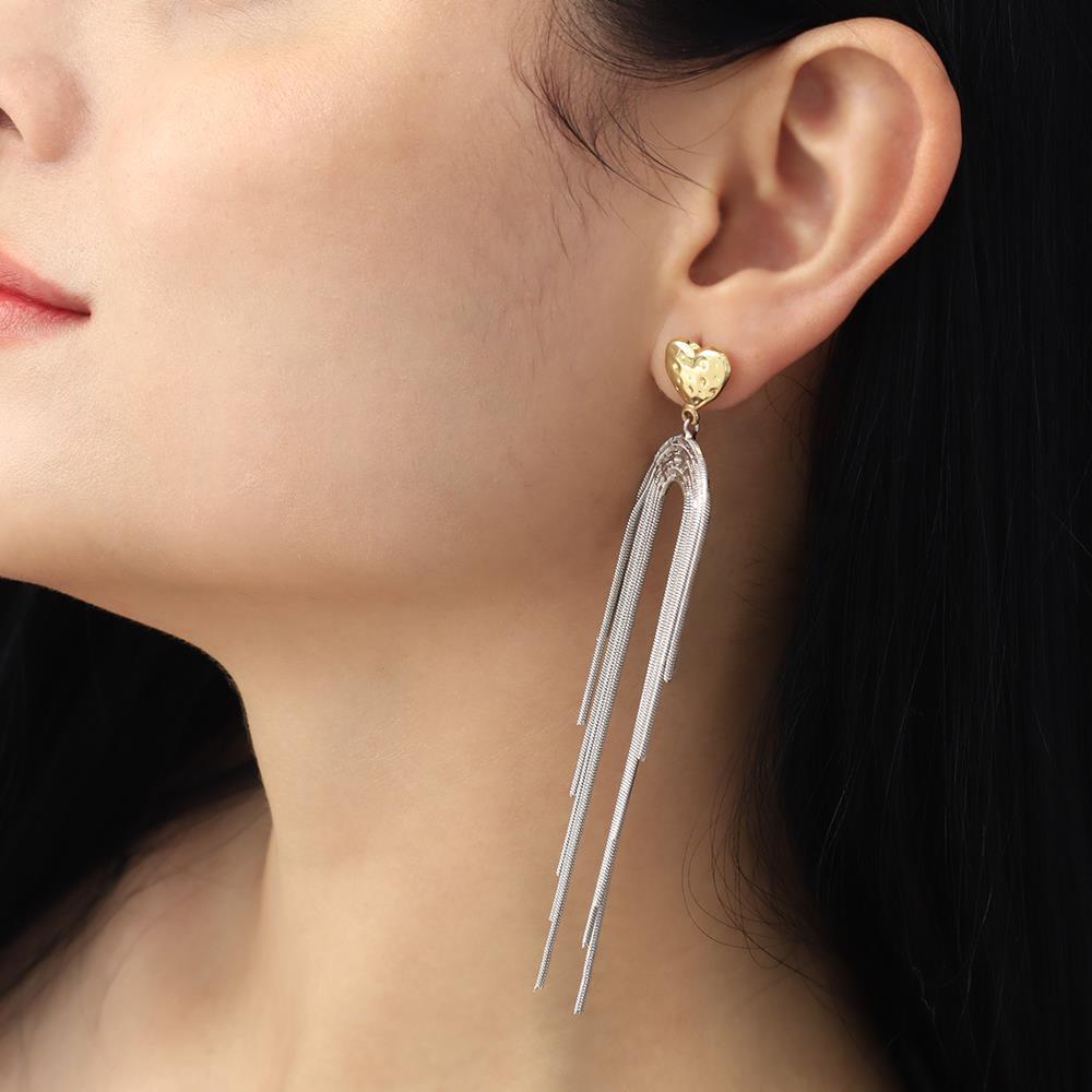 Arete largo de corazón dorado