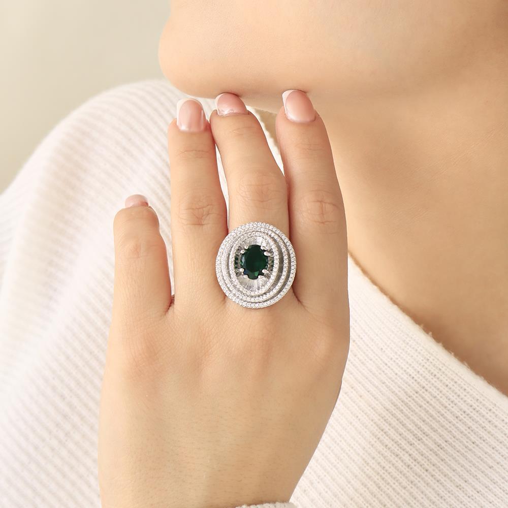 Anillo con piedra verde y circonias