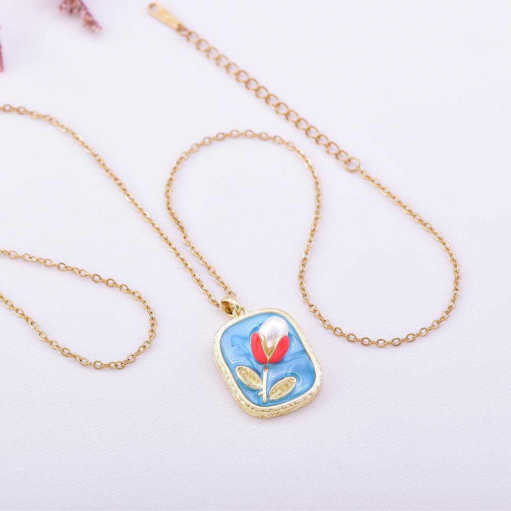 Pulsera dorada con dijes