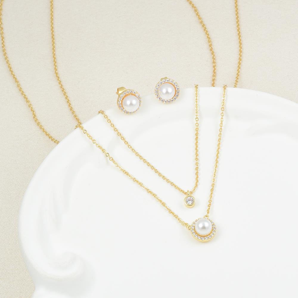 Set de joyería dorada con perlas