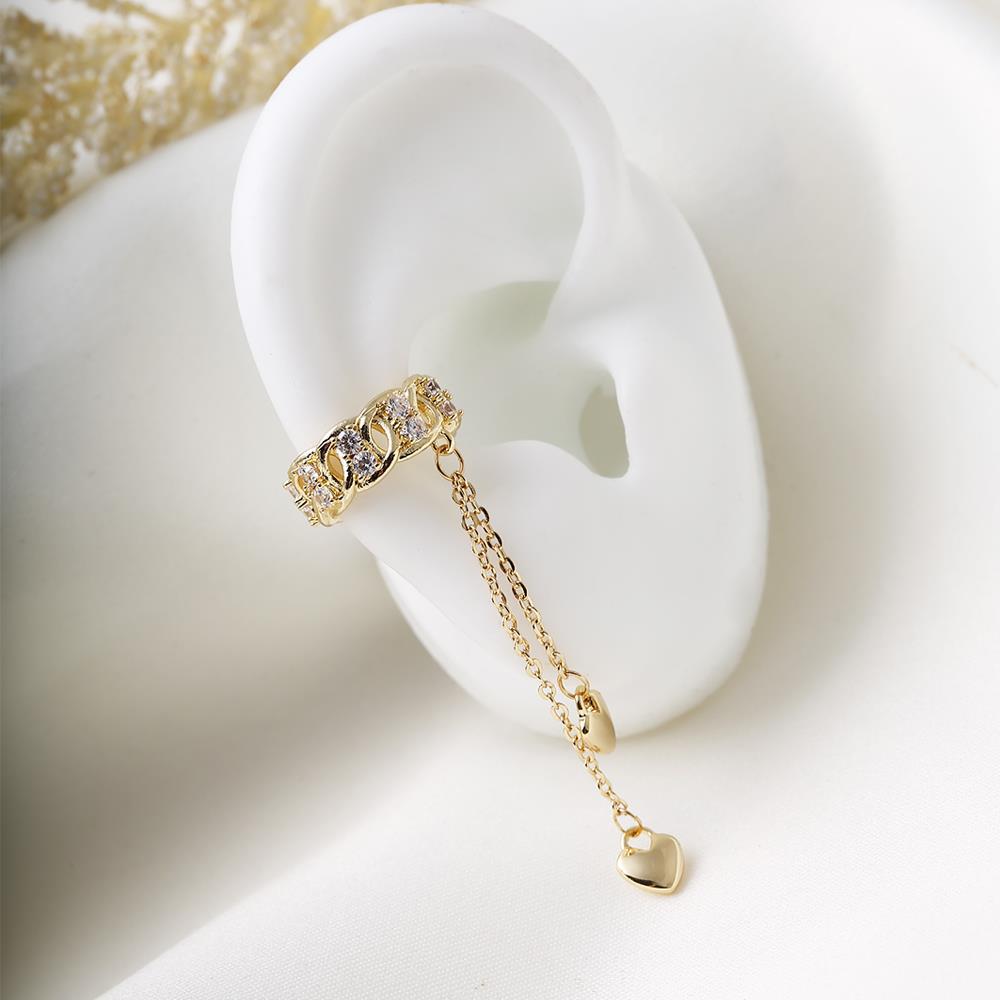 Ear cuff dorado con cadenas y corazones