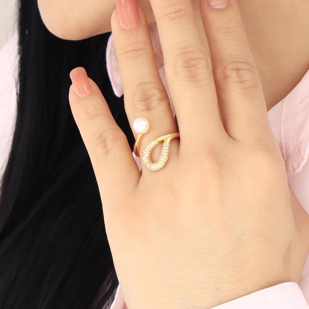 Anillo dorado con perla y circonias