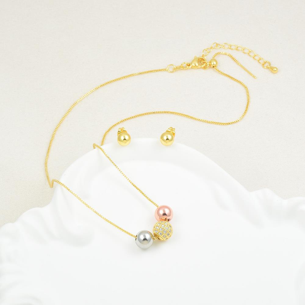 Set de joyas doradas con perlas