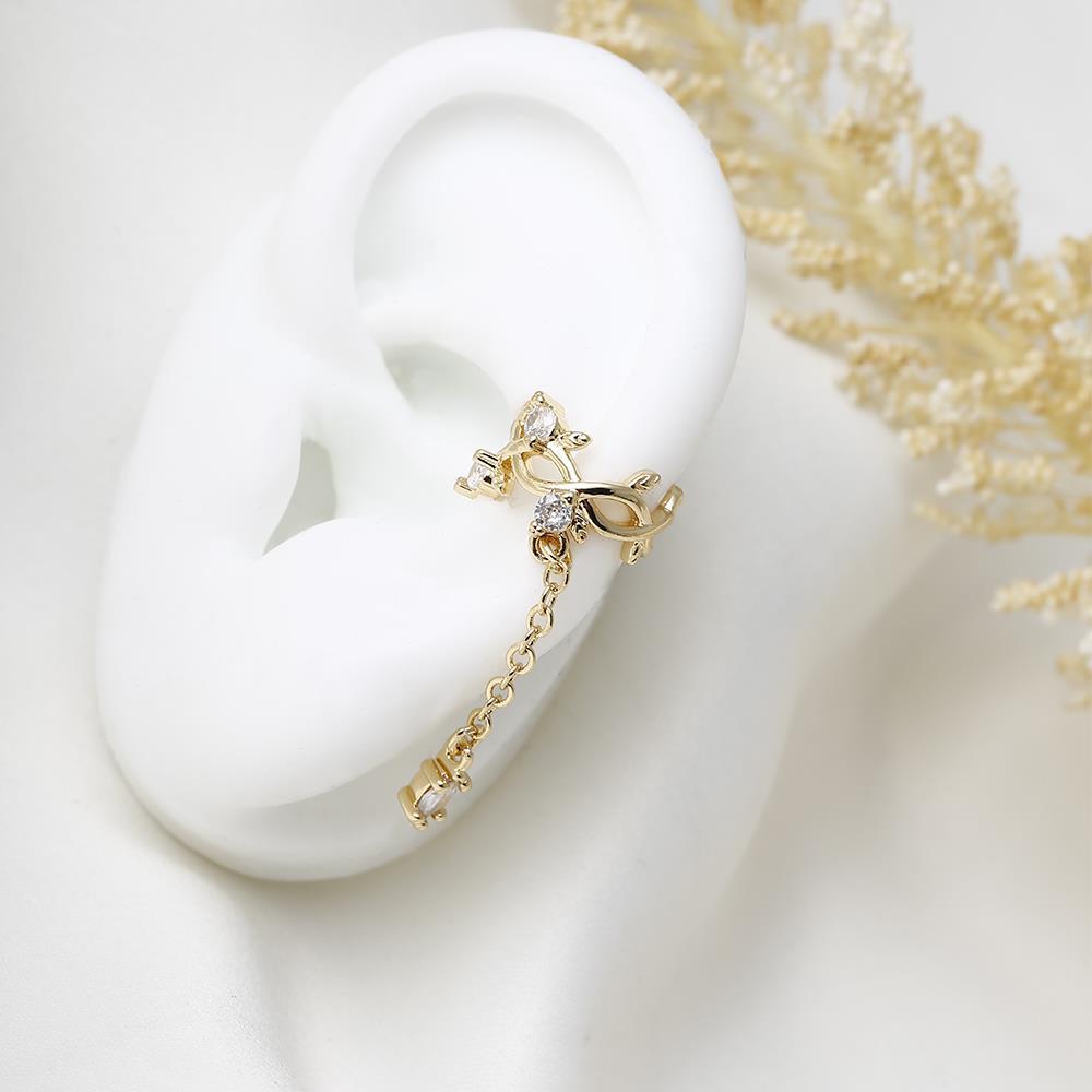 Piercing de oreja dorado con cadena