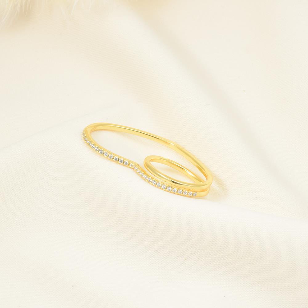 Anillo dorado elegante