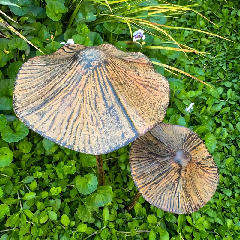 LXY Garden Antique Iron Mushroom Stakes - Handcrafted Metal Garden Art - Set of Decorative Lawn & Flower Bed Ornaments - Wholesale Supplier