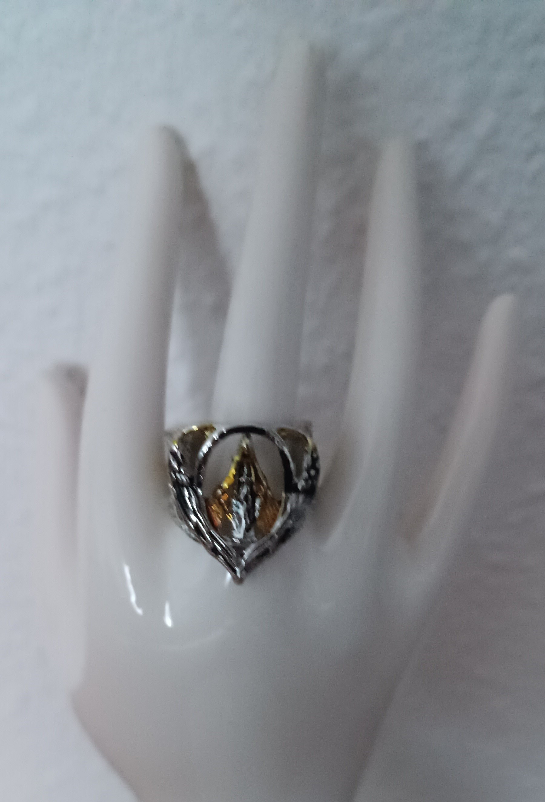 Bague argentée représentant une religieuse