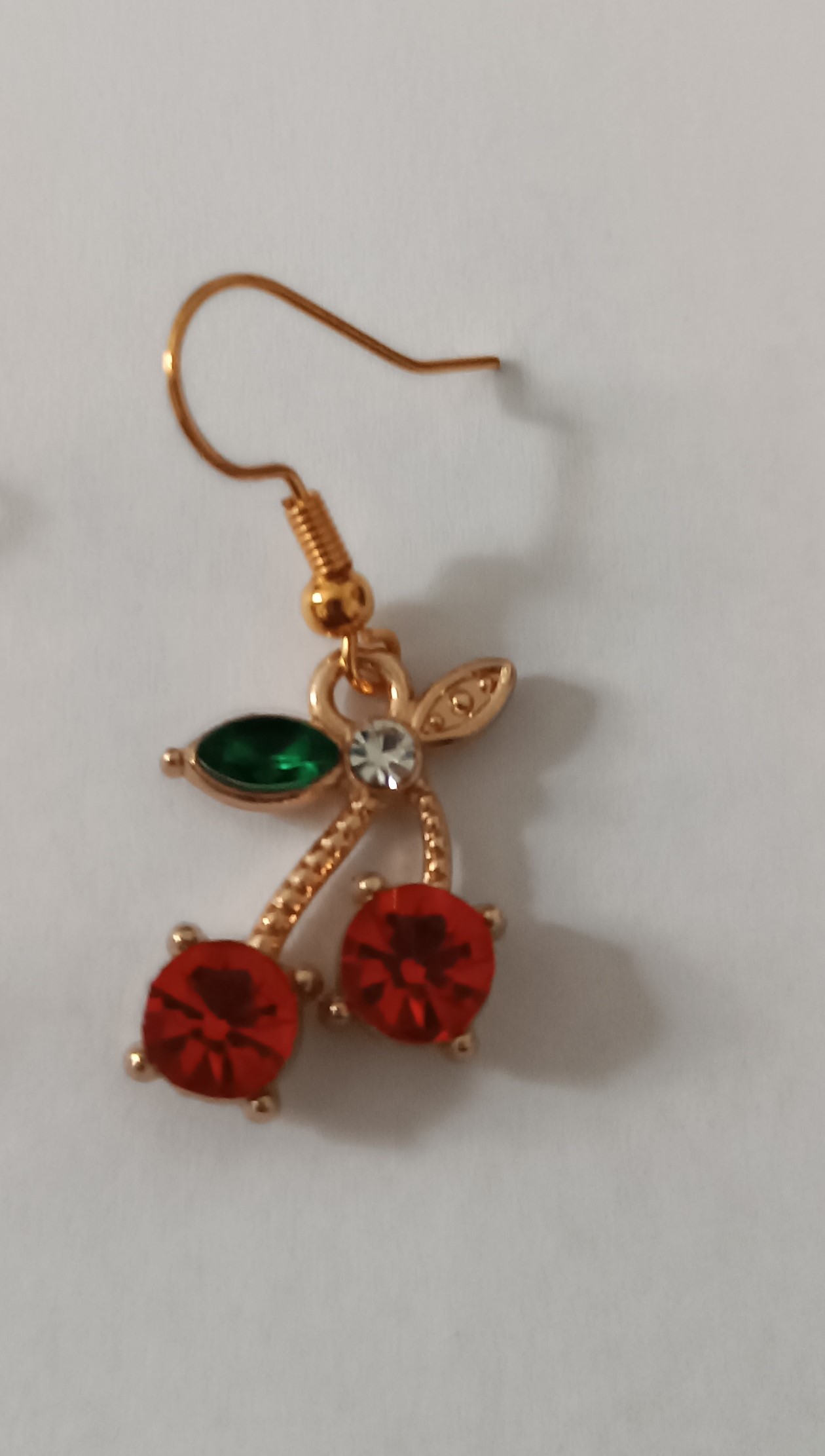 Boucles d’oreilles cerise avec strass