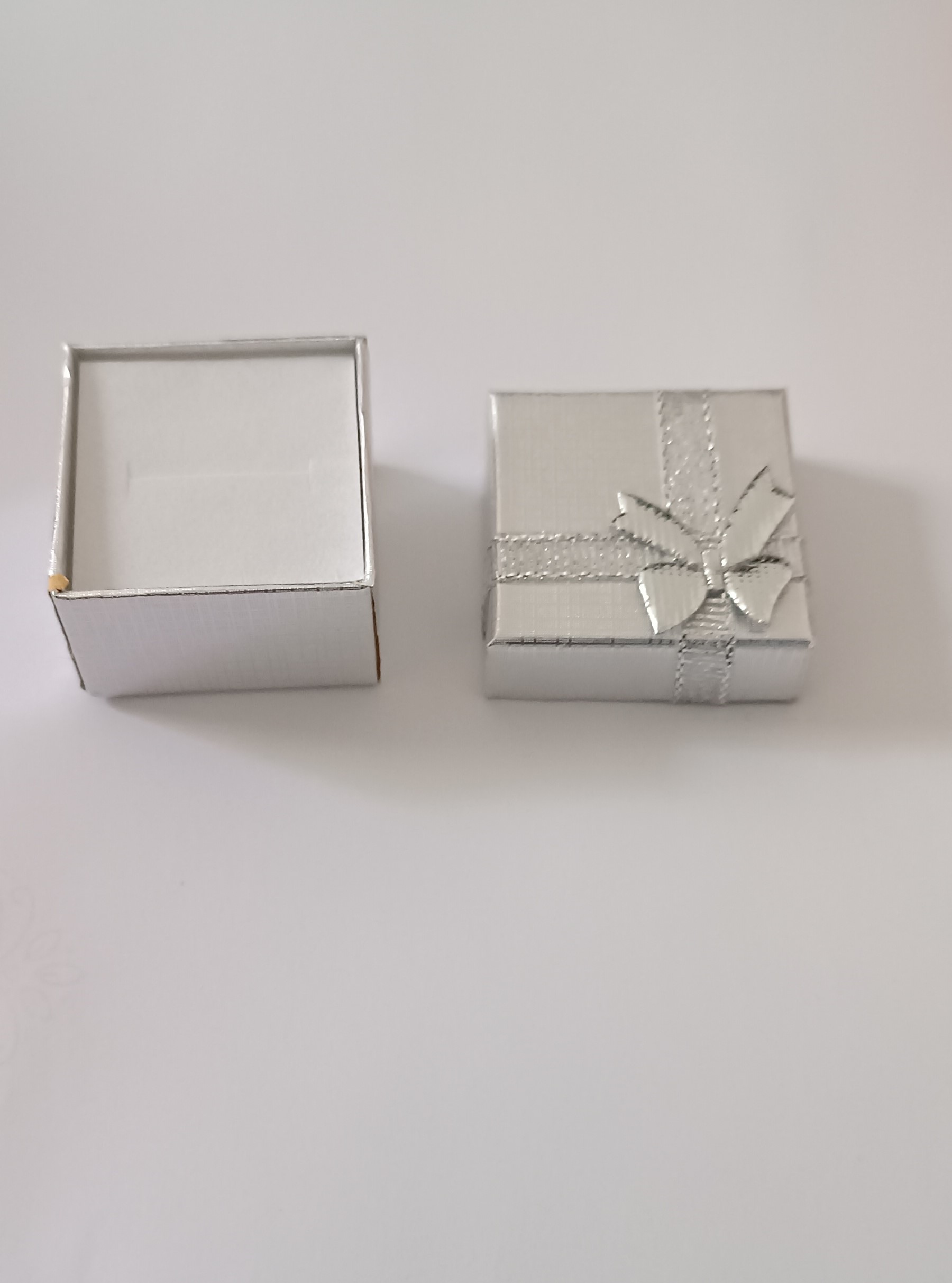 Boîte cadeau argentée