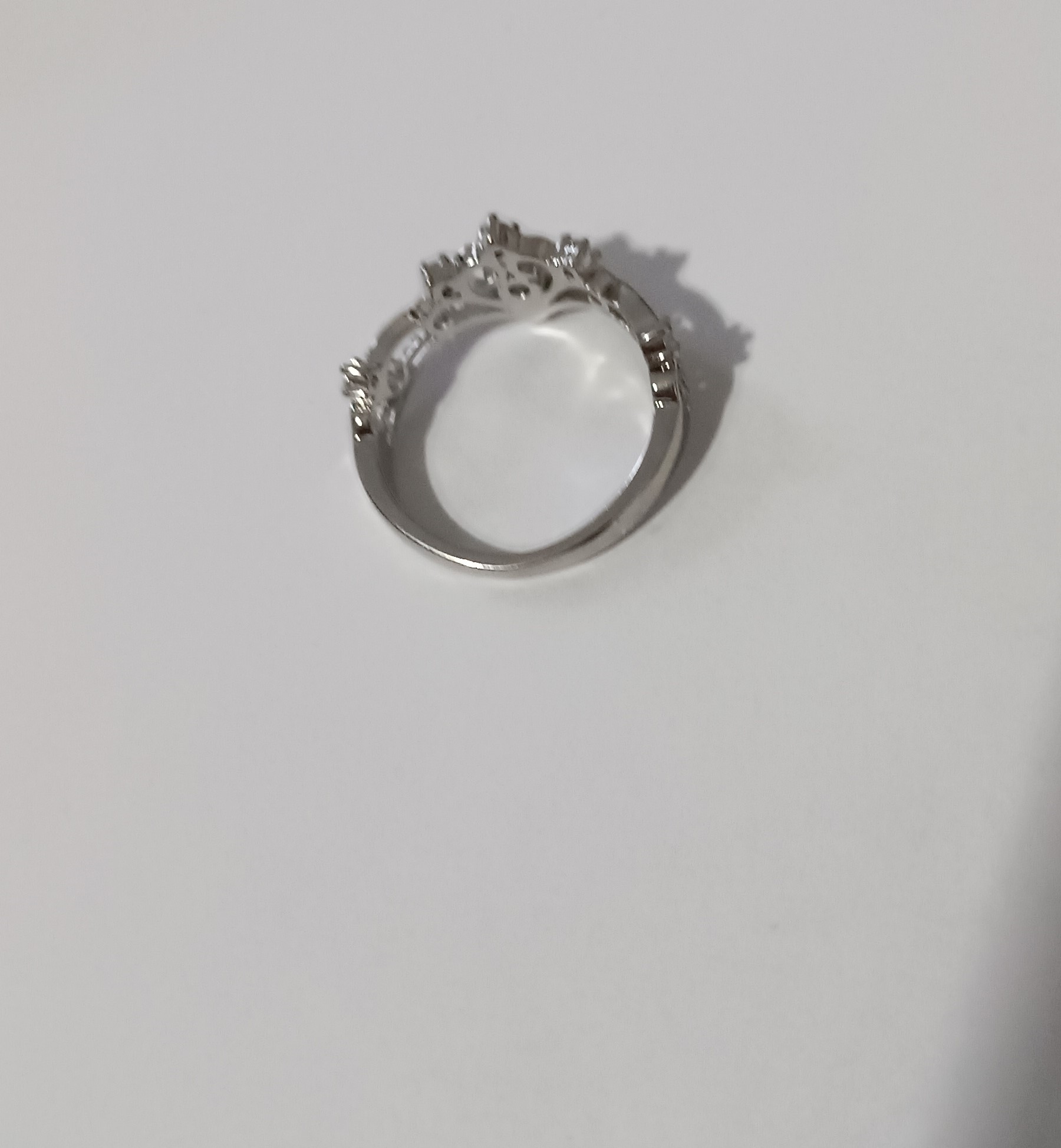 Bague couronne argentée avec strass et pierre