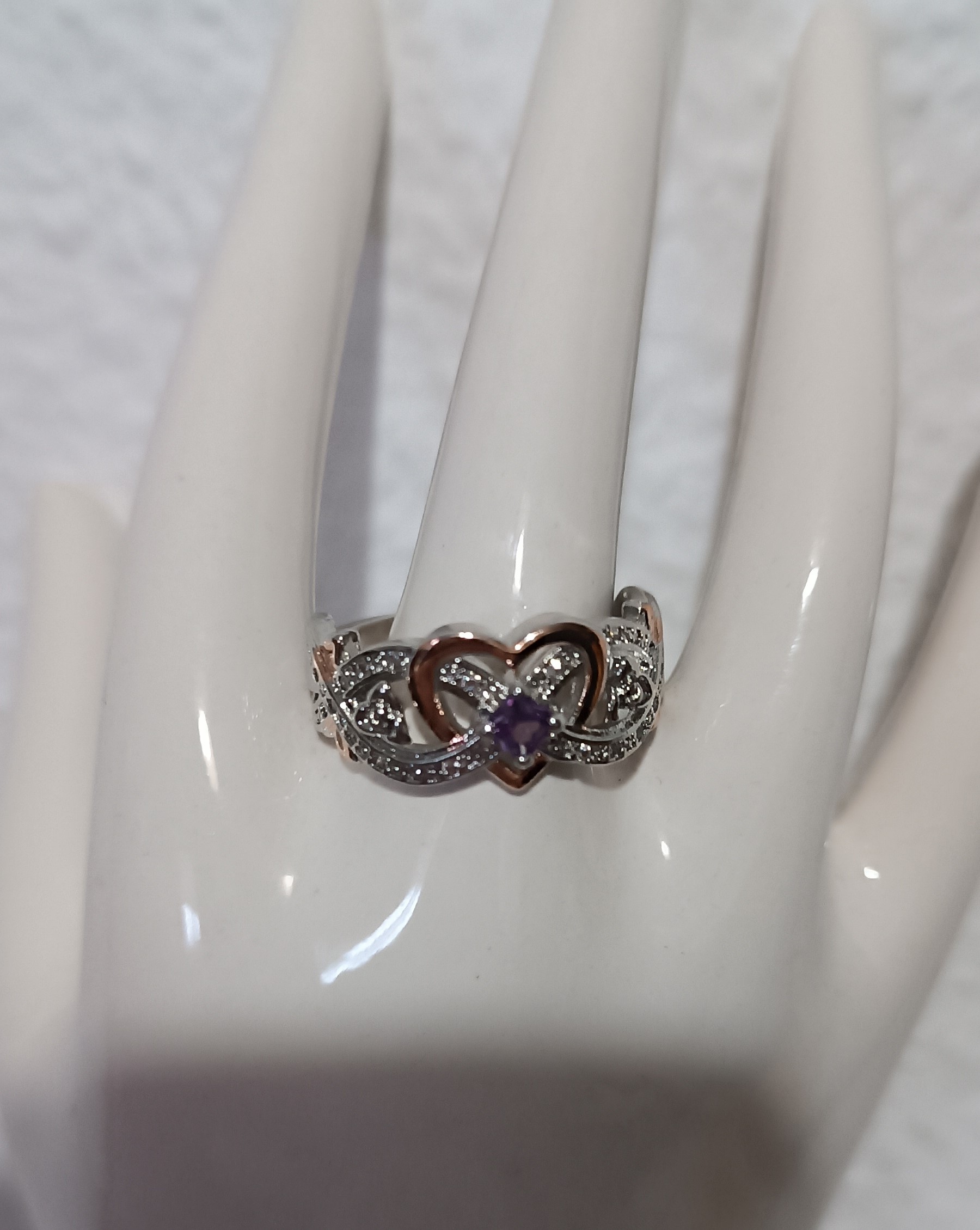 Bague argentée avec coeur couleur rose gold et pierre violette