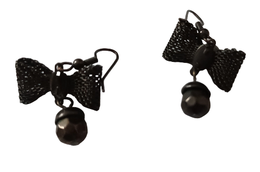 Boucles d’oreilles nœud noir et perles