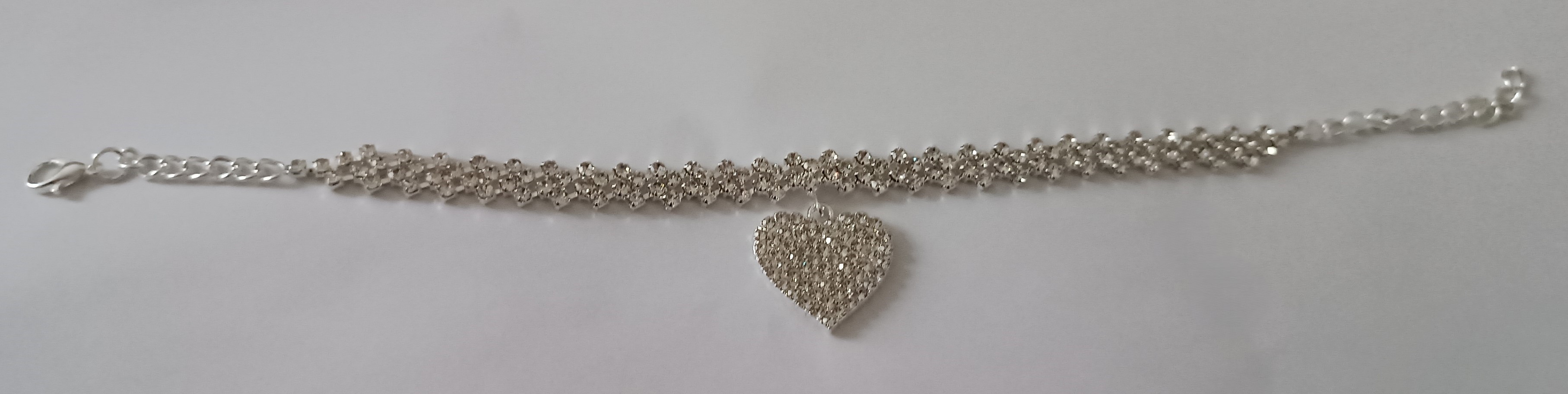 Bracelet chaîne argenté avec pendentif cœur et strass