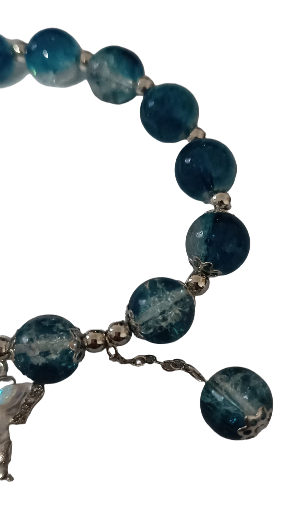 Bracelet élastique en perles bleues et papillon nacré et strass