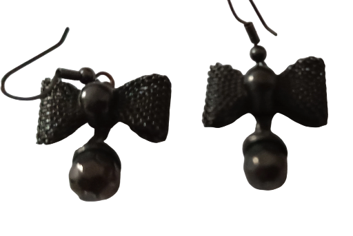 Boucles d’oreilles nœud noir et perles