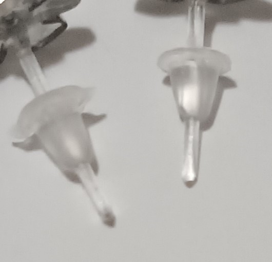 Boucles d'oreilles pomme argentées en plastique