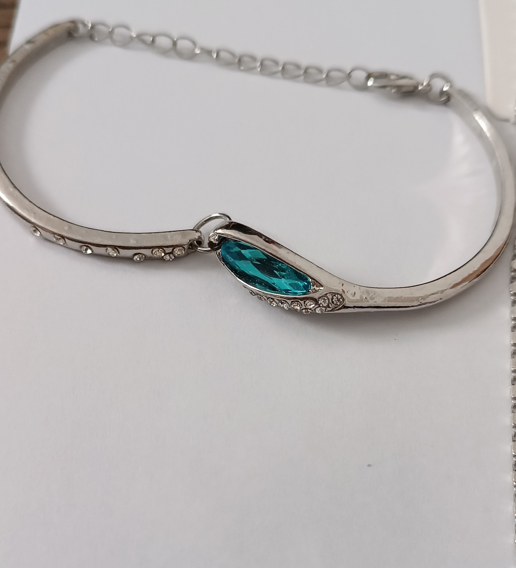 Parure bijoux argentée avec cristal bleu et strass