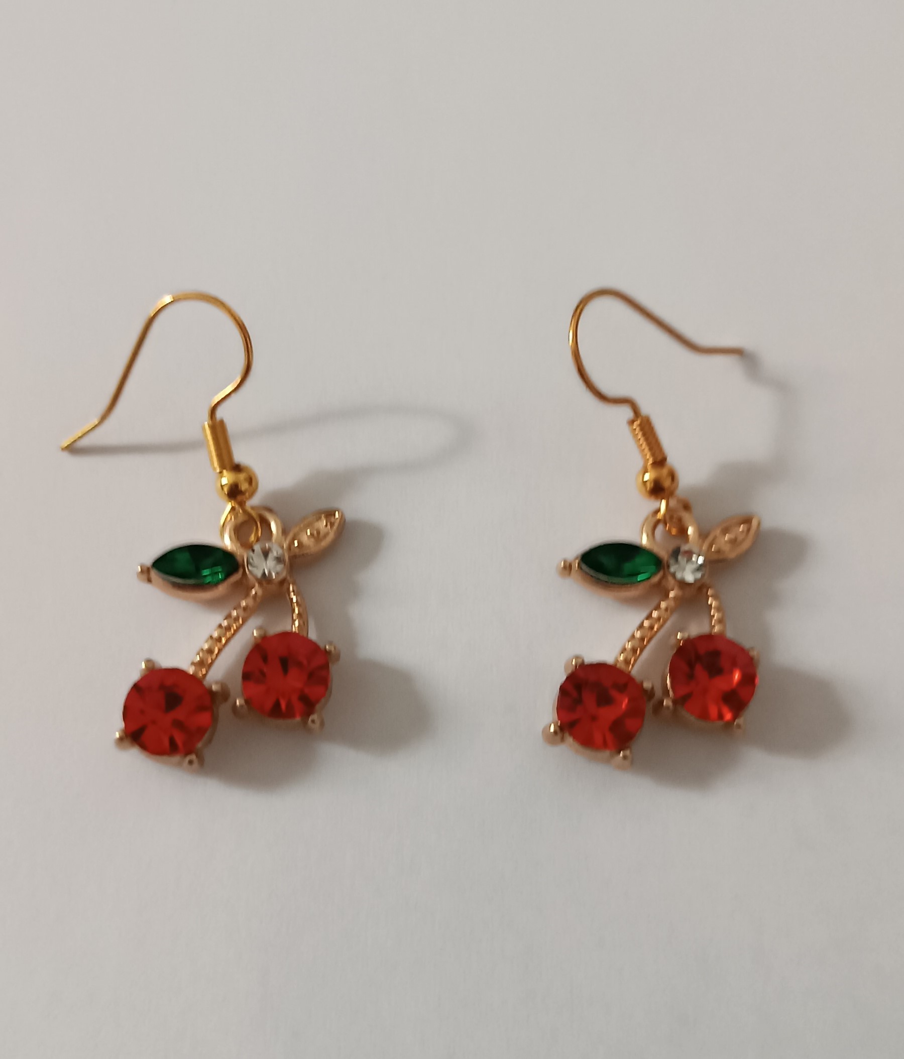 Boucles d’oreilles cerise avec strass