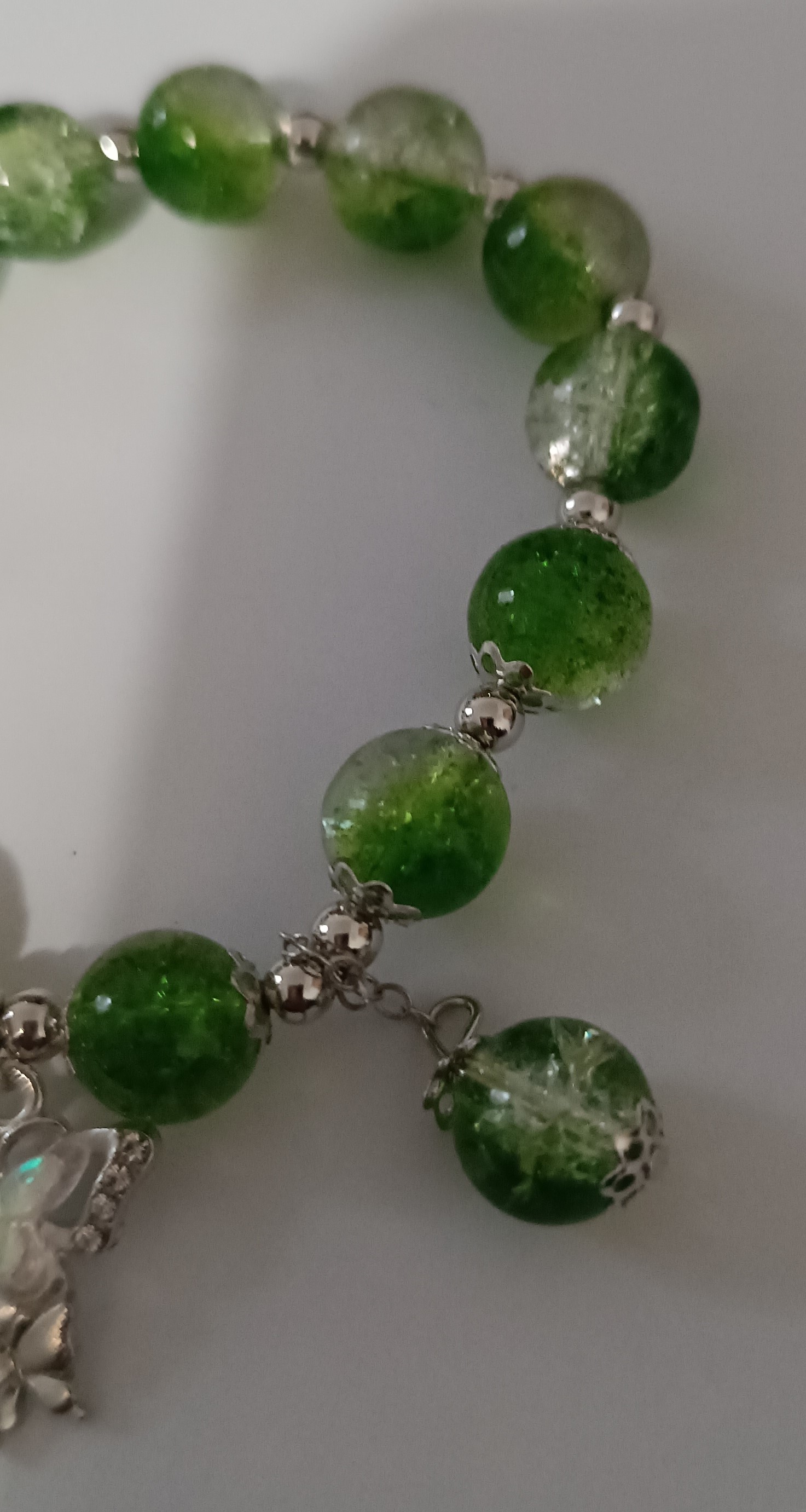 Bracelet élastique Perles Vertes et papillon nacré et strass