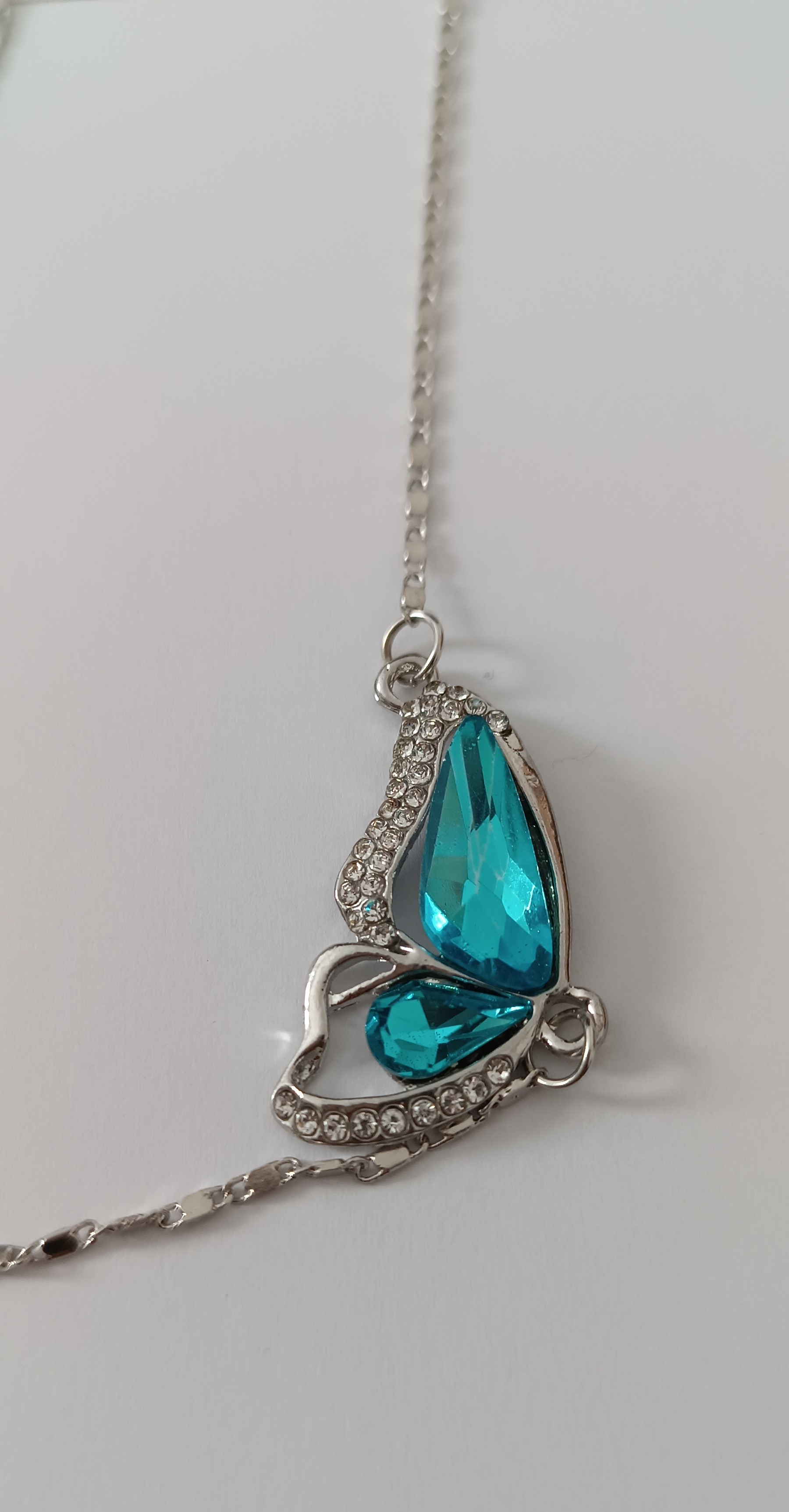 Parure bijoux argentée avec cristal bleu et strass