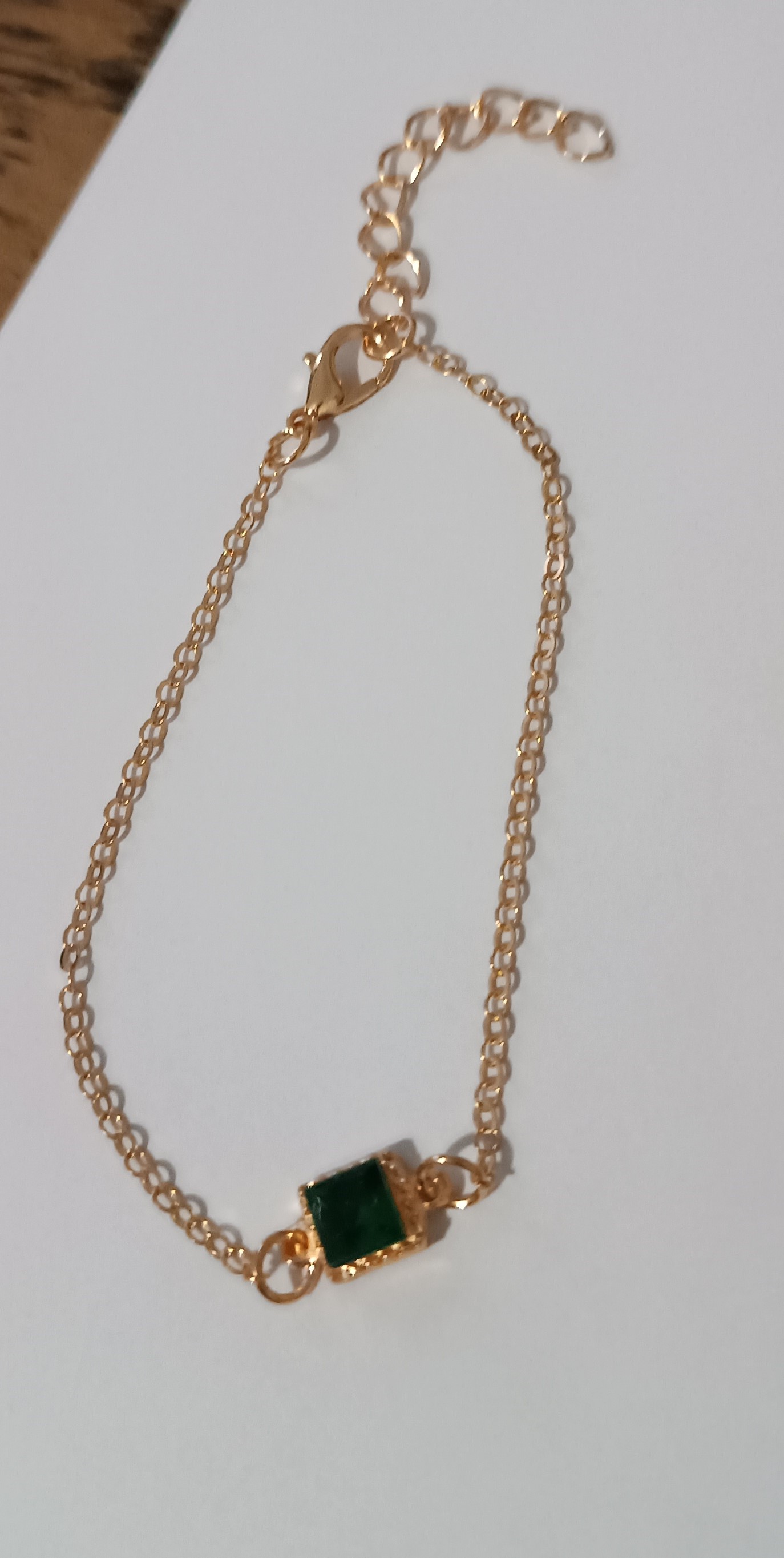 Bracelet chaîne dorée avec pierre verte