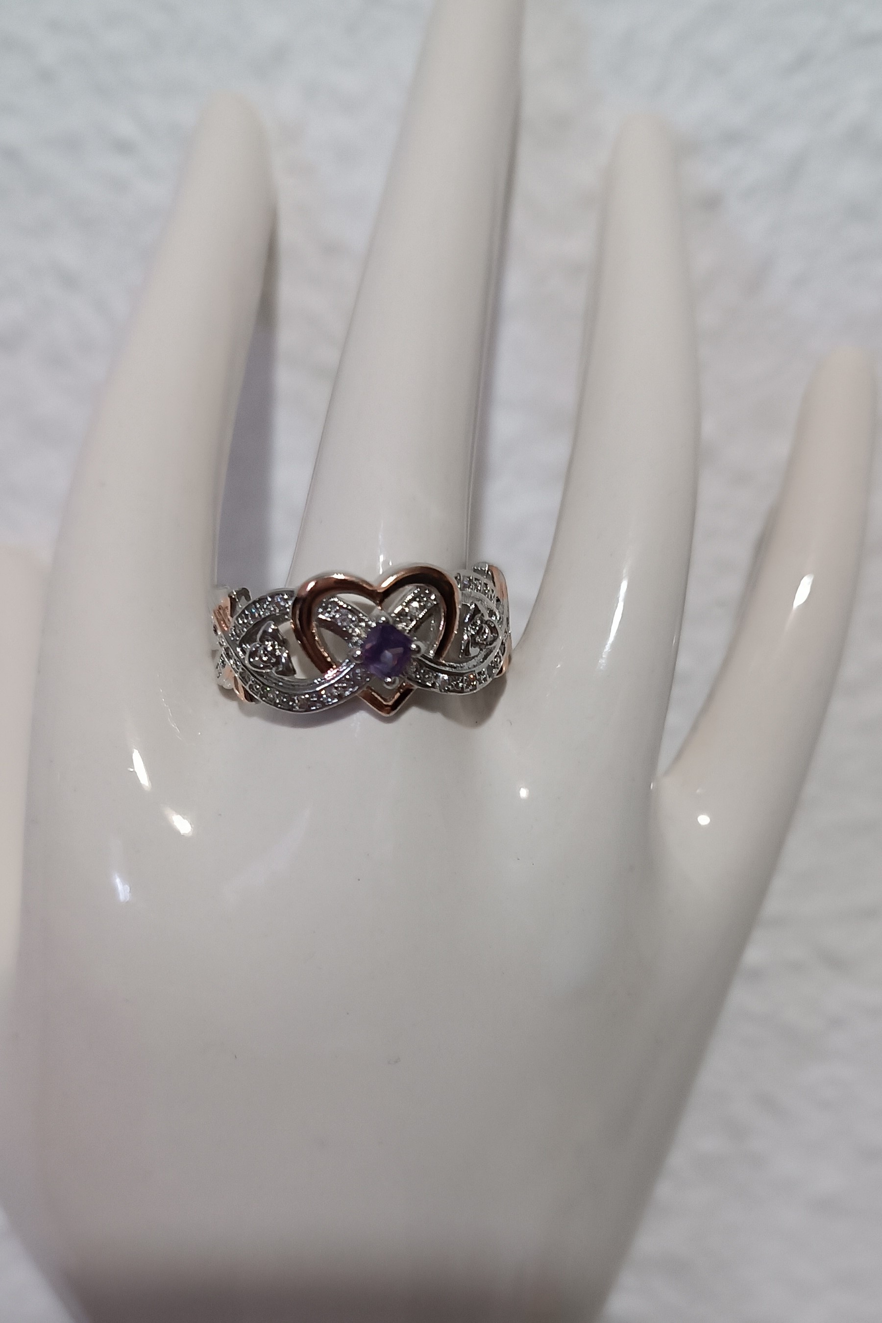 Bague argentée avec coeur couleur rose gold et pierre violette