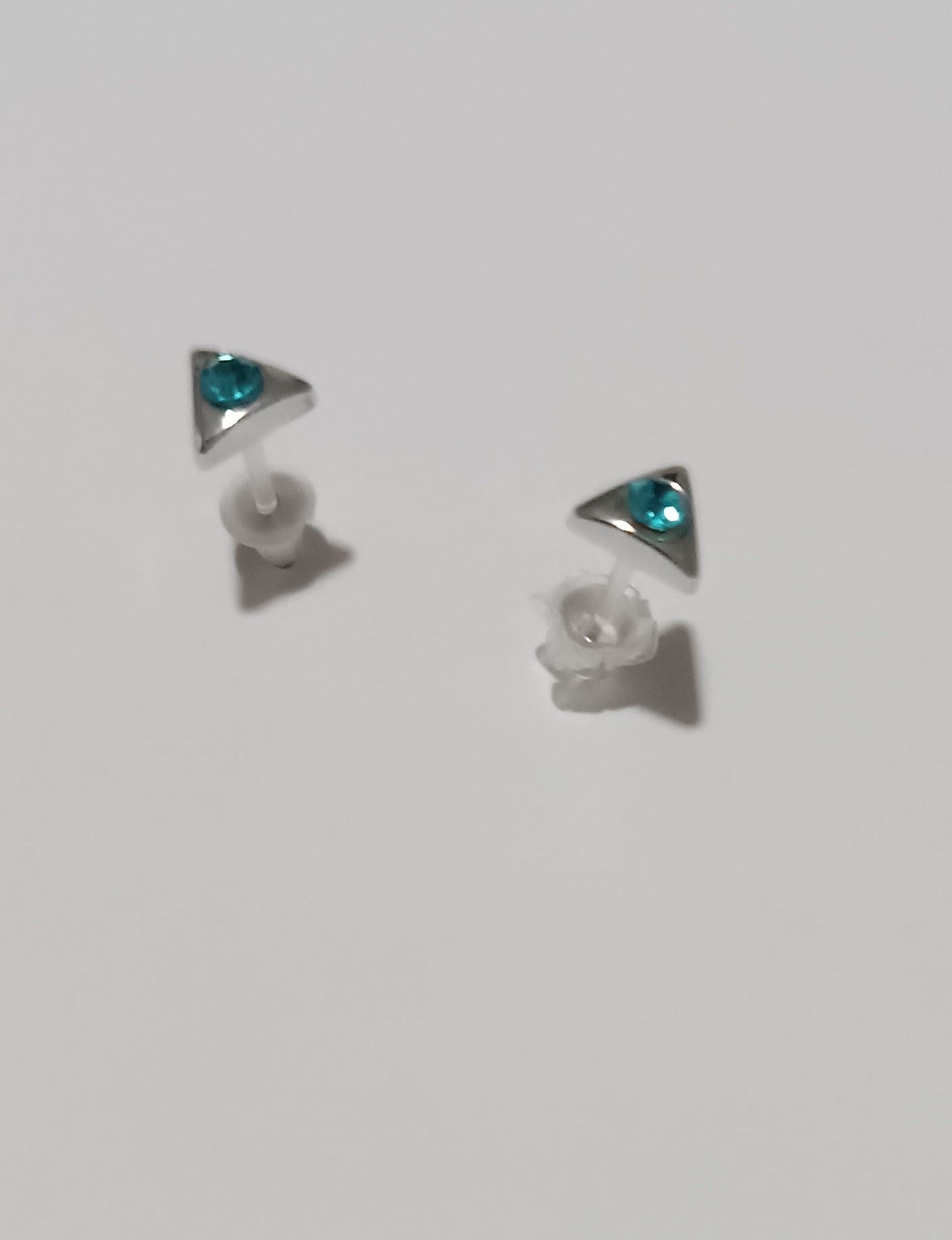 Boucles d’oreilles triangle argentées en plastique