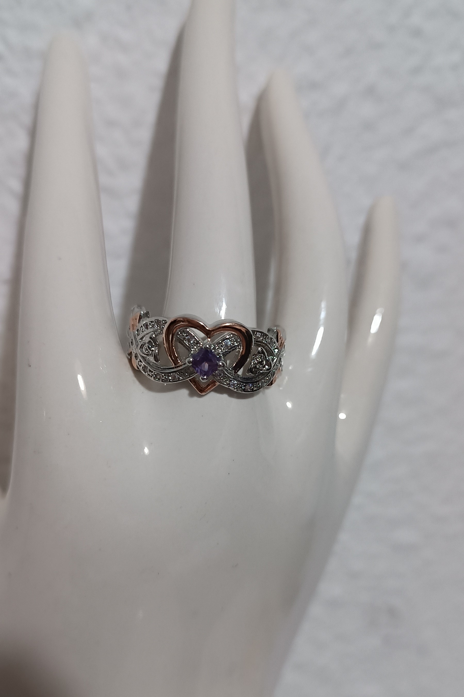 Bague argentée avec coeur couleur rose gold et pierre violette