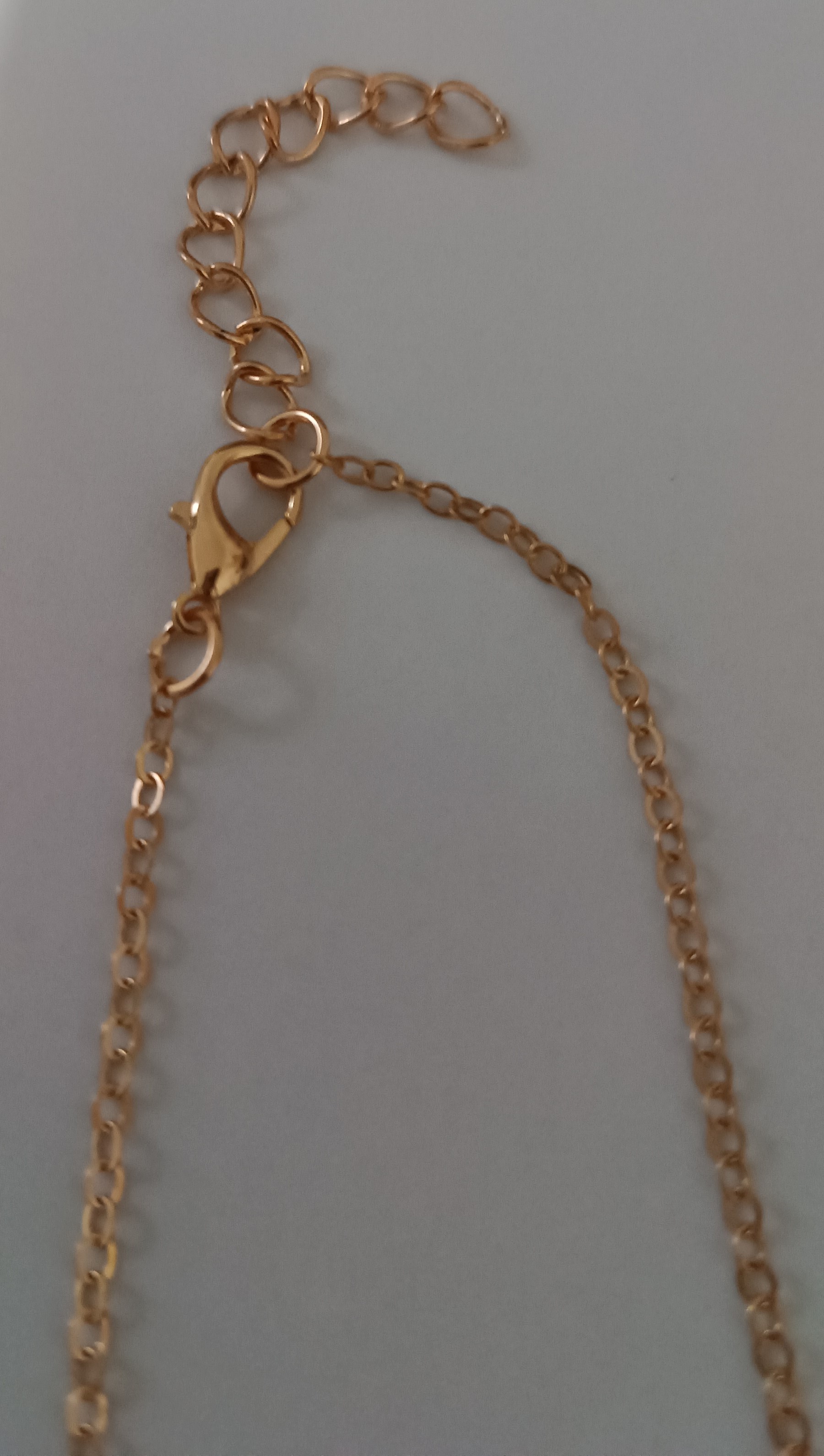 Bracelet chaîne dorée avec pierre verte