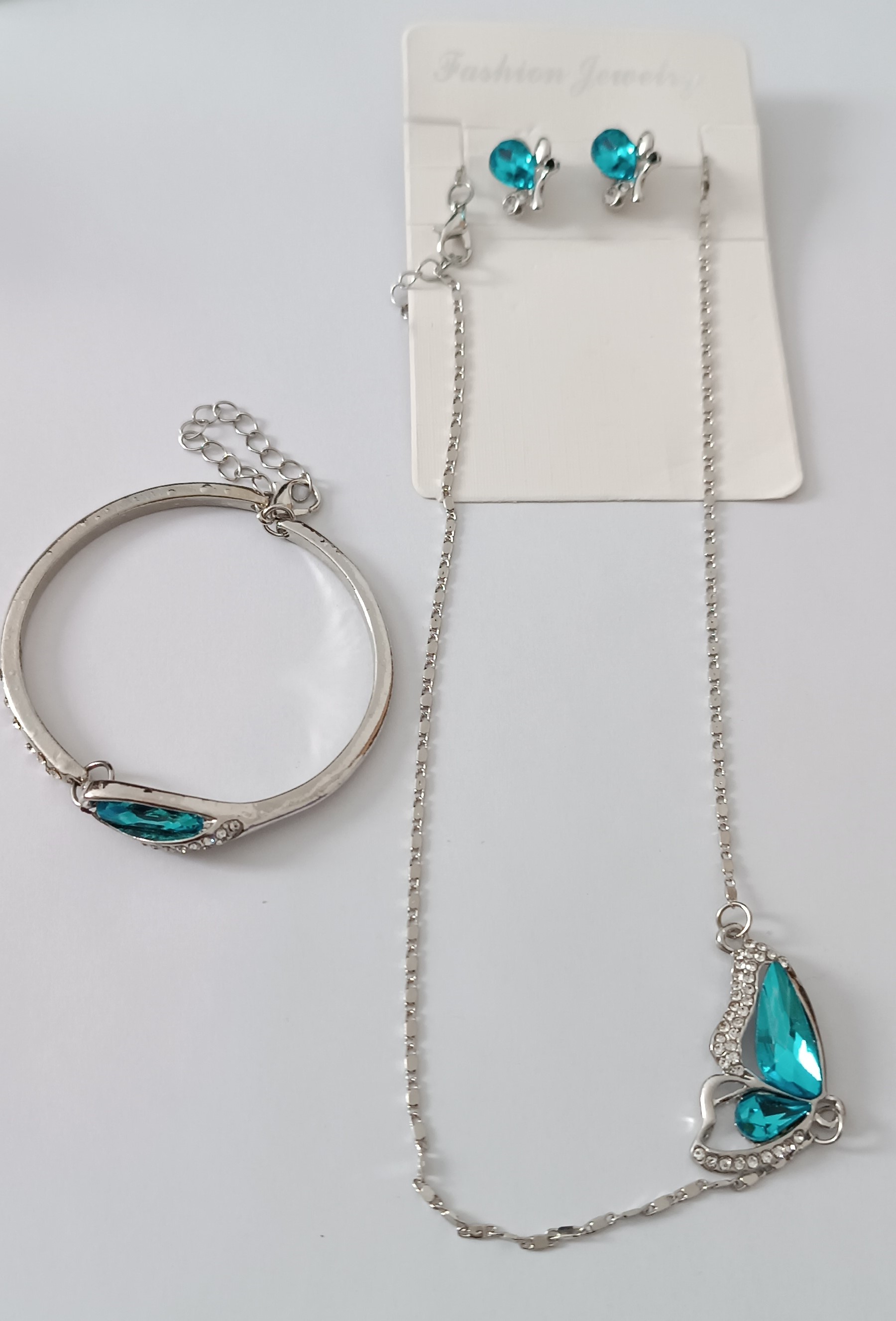 Parure bijoux argentée avec cristal bleu et strass