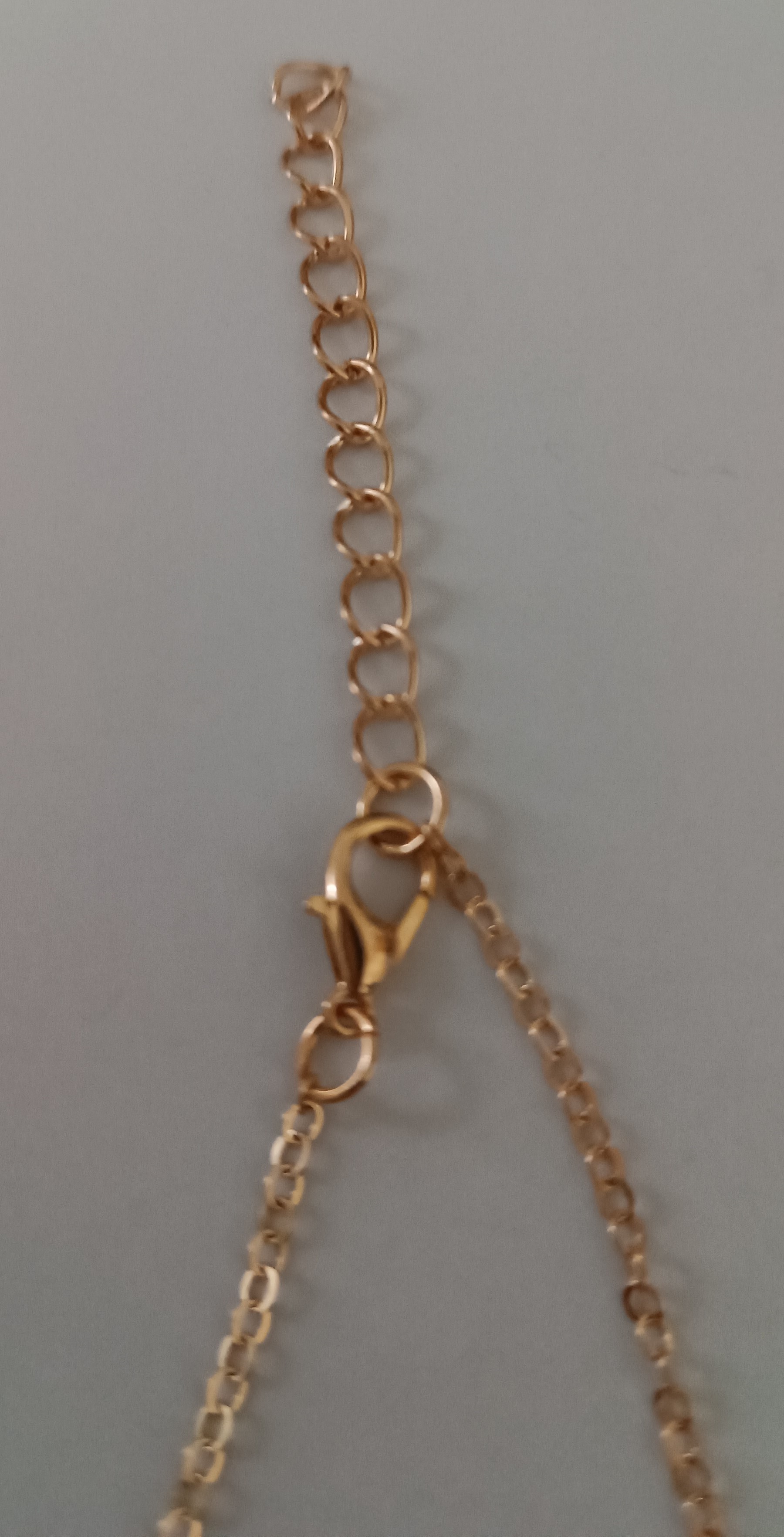 Bracelet doré avec pierres vertes