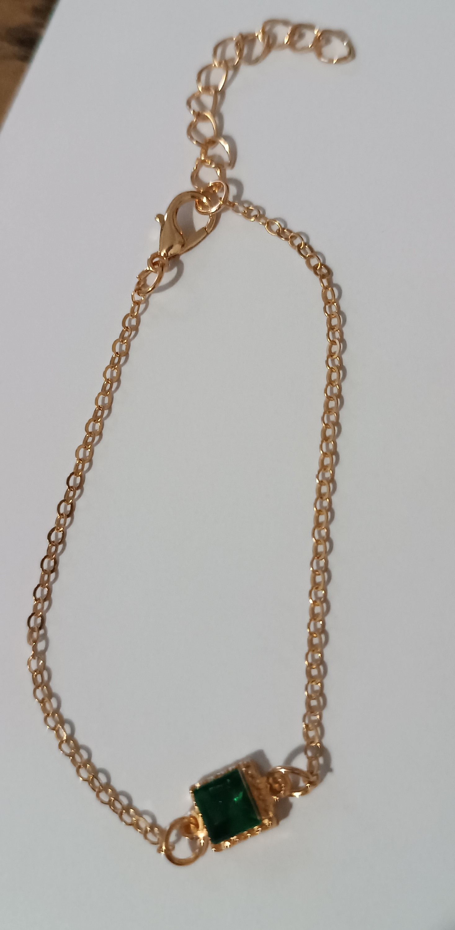 Bracelet chaîne dorée avec pierre verte