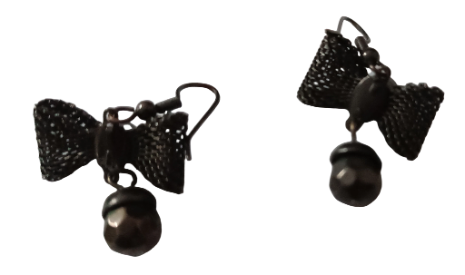 Boucles d’oreilles nœud noir et perles