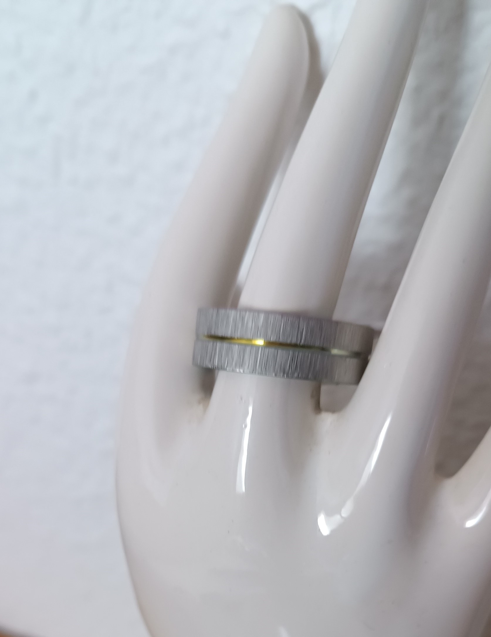 Bague argentée avec bande dorée en acier inoxydable
