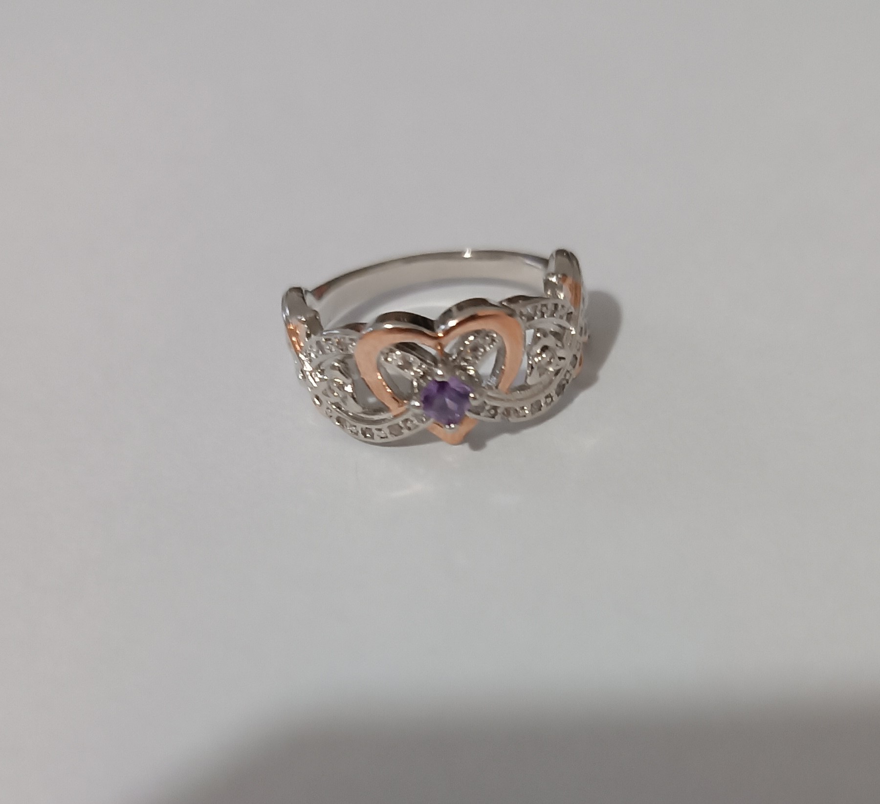 Bague argentée avec coeur couleur rose gold et pierre violette