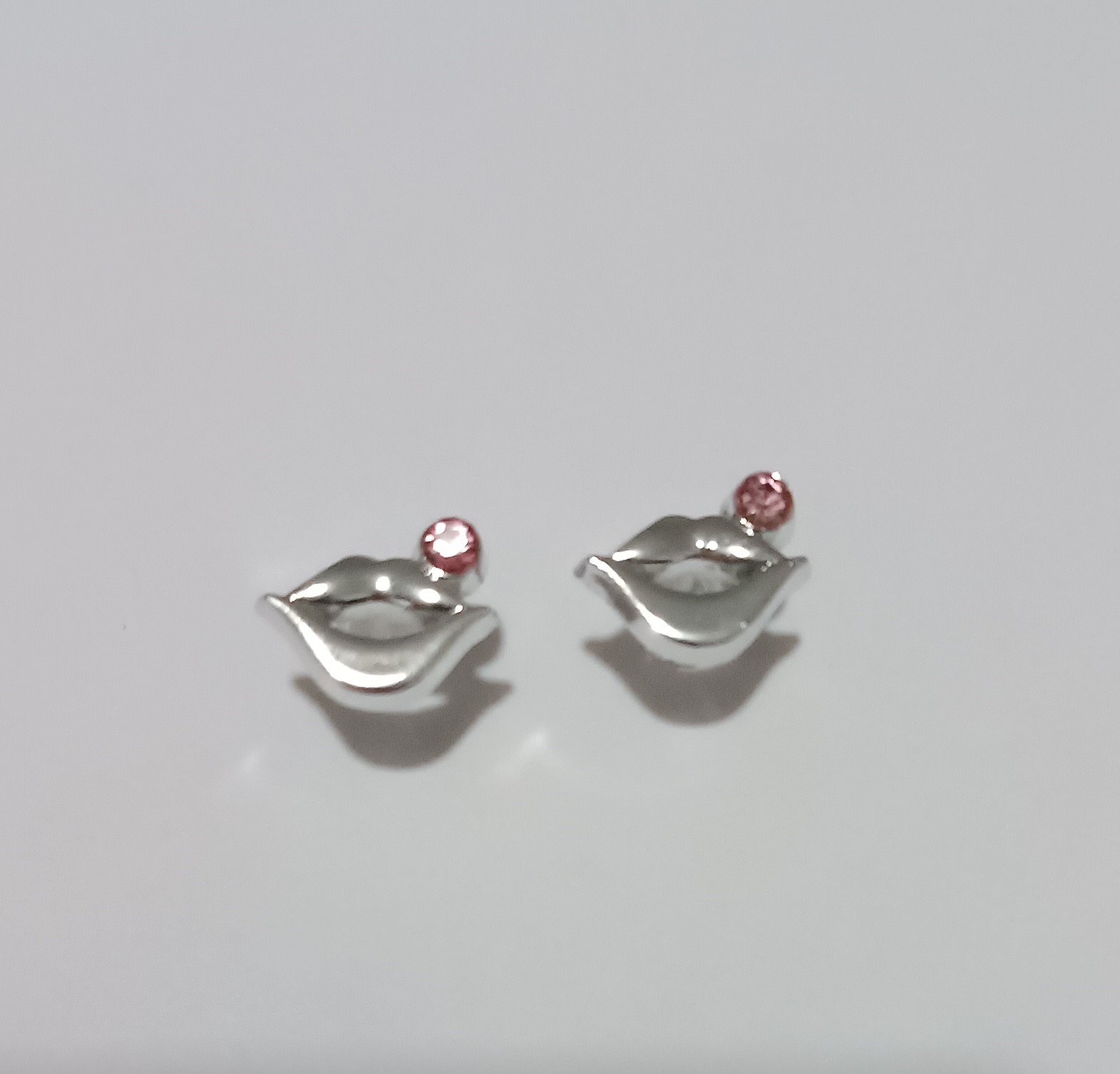 Boucles d'oreilles lèvres argentées