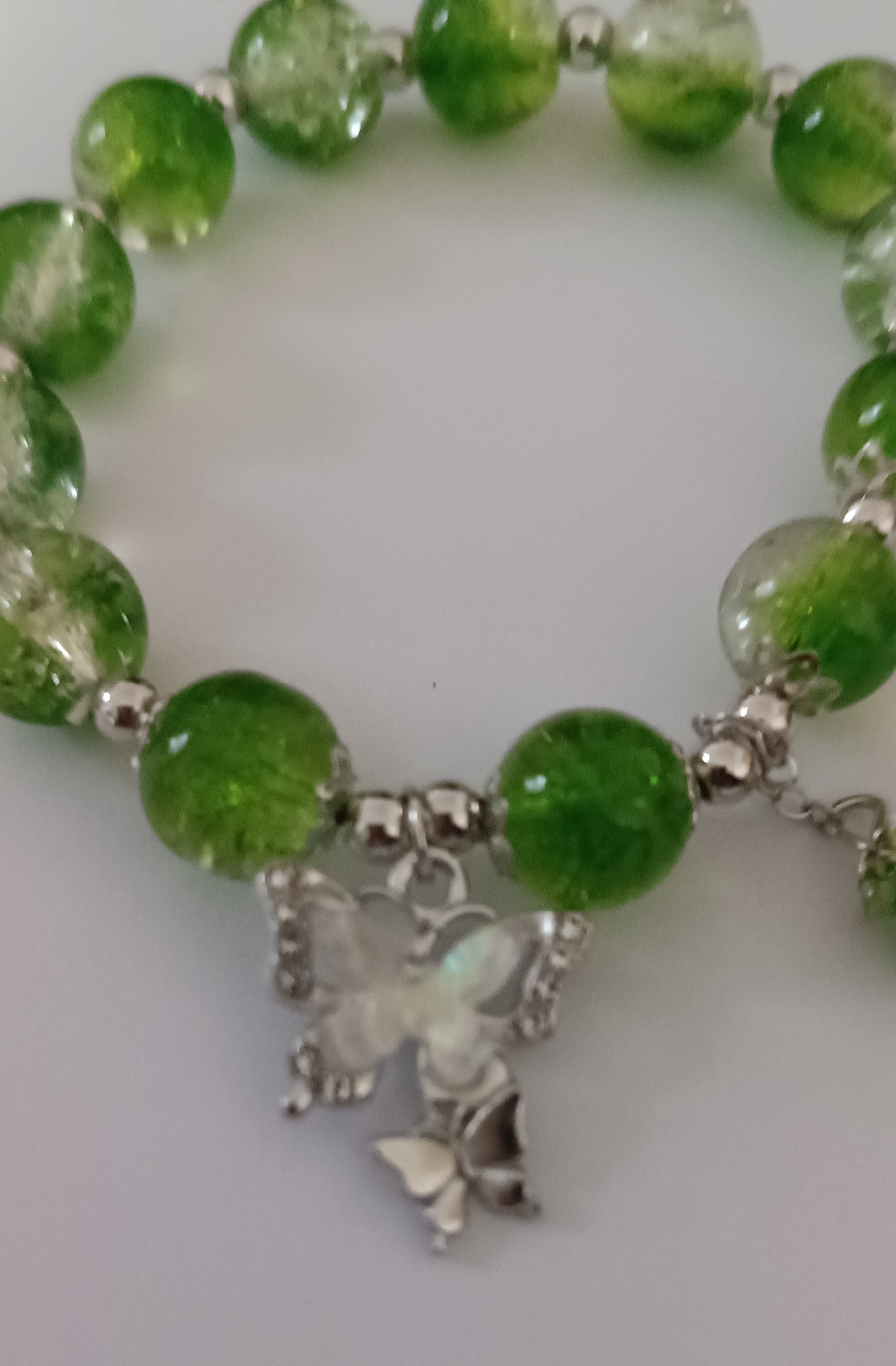 Bracelet élastique Perles Vertes et papillon nacré et strass