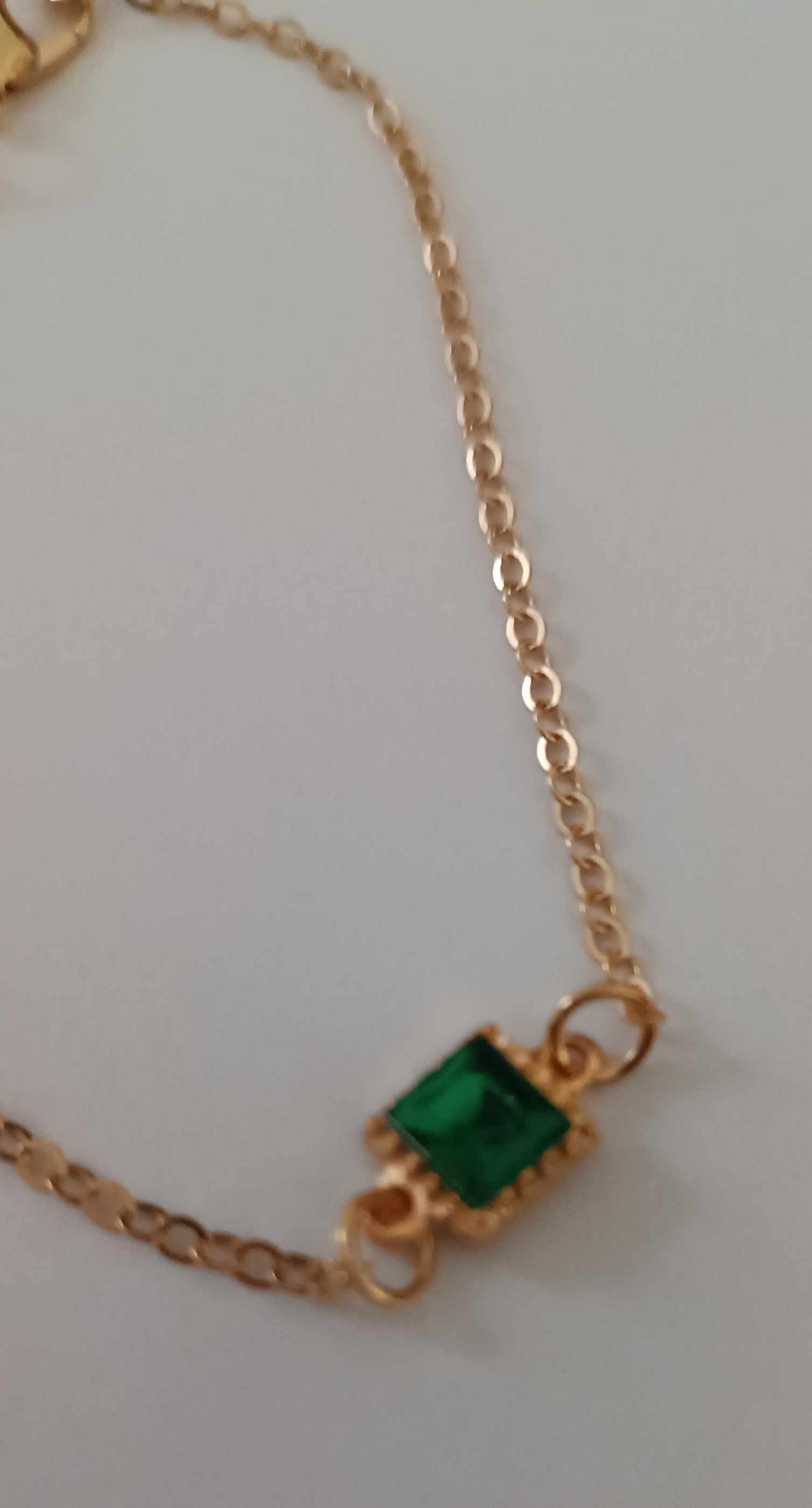 Bracelet chaîne dorée avec pierre verte
